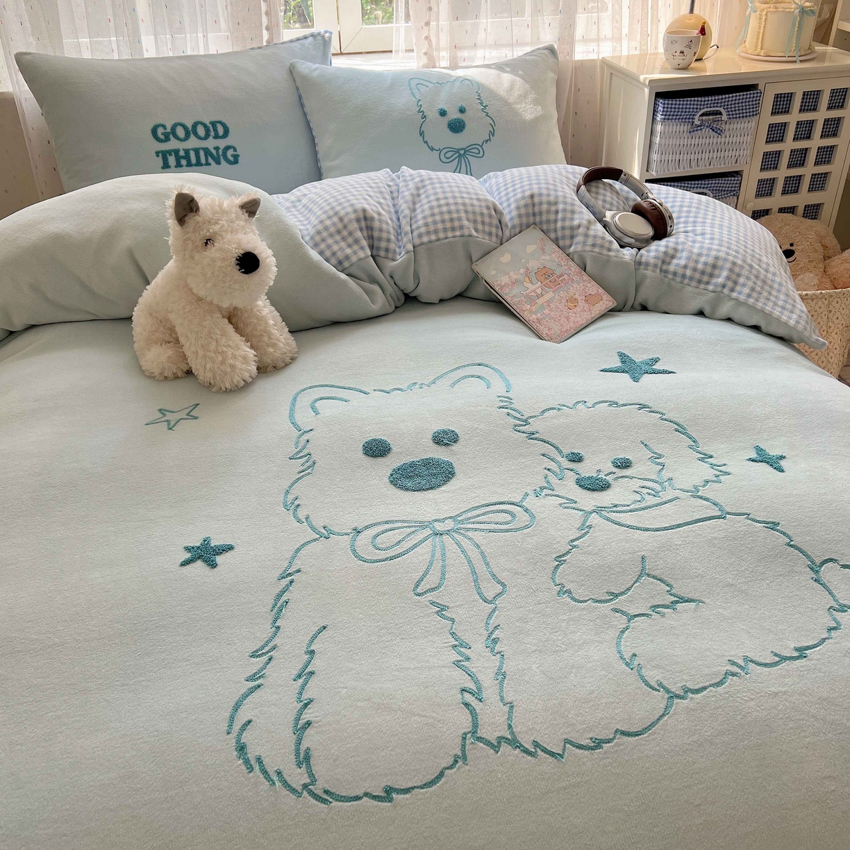 91家纺网 家纺一手货源 找家纺 顾里家纺 2025秋冬新款童趣毛巾绣印花牛奶绒四件套 线条西高地