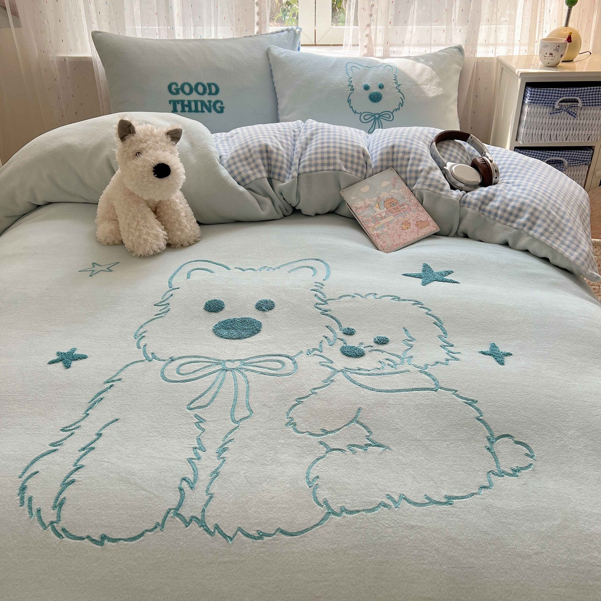 91家纺网 家纺一手货源 找家纺 顾里家纺 2025秋冬新款童趣毛巾绣印花牛奶绒四件套 线条西高地