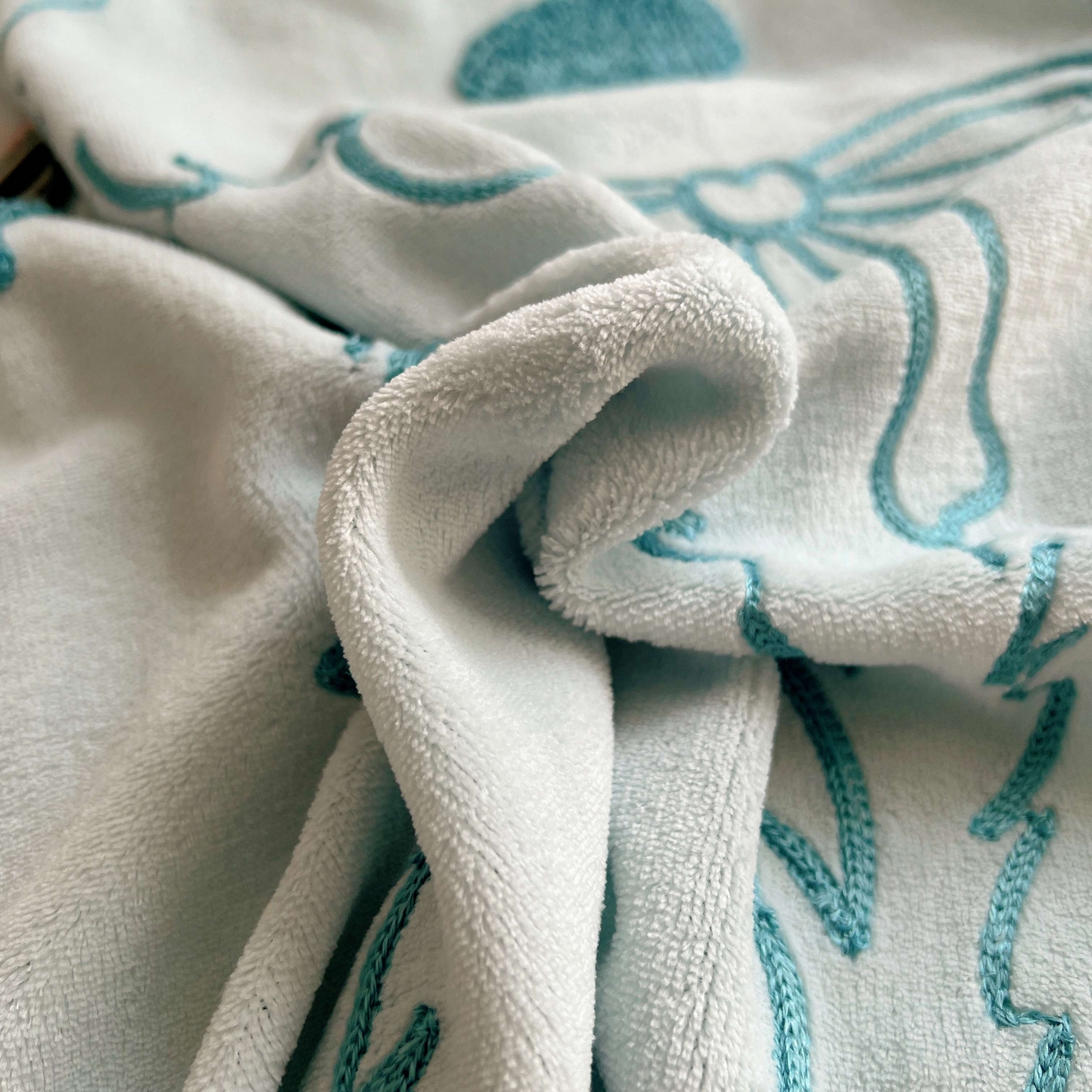 91家纺网 家纺一手货源 找家纺 顾里家纺 2025秋冬新款童趣毛巾绣印花牛奶绒四件套 线条西高地