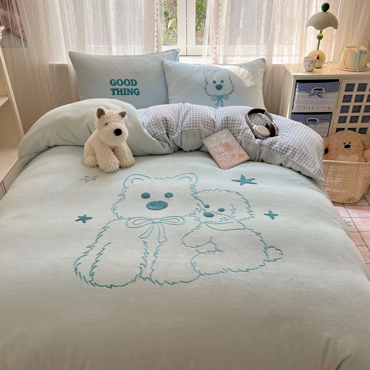 91家纺网 家纺一手货源 找家纺 顾里家纺 2025秋冬新款童趣毛巾绣印花牛奶绒四件套 线条西高地