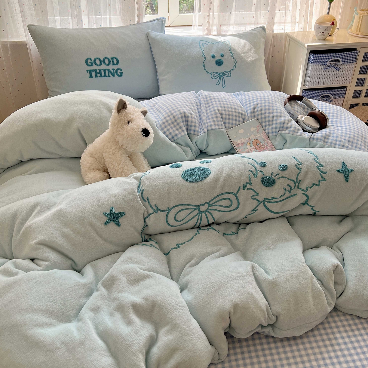 91家纺网 家纺一手货源 找家纺 顾里家纺 2025秋冬新款童趣毛巾绣印花牛奶绒四件套 线条西高地