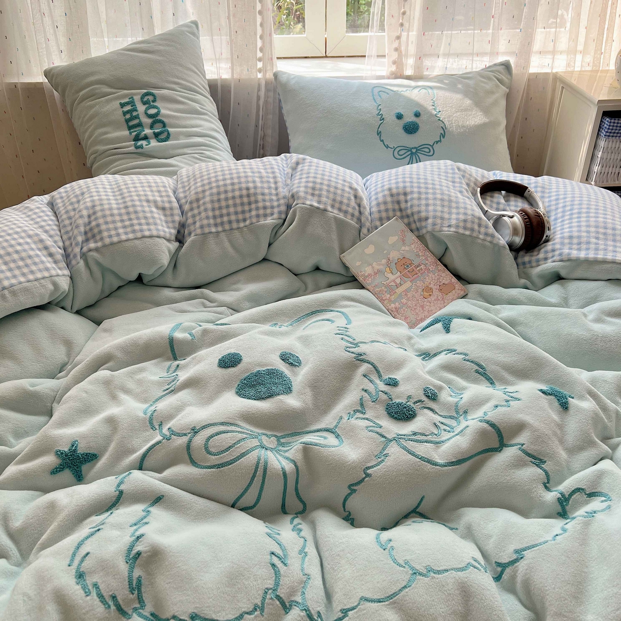 91家纺网 家纺一手货源 找家纺 顾里家纺 2025秋冬新款童趣毛巾绣印花牛奶绒四件套 线条西高地