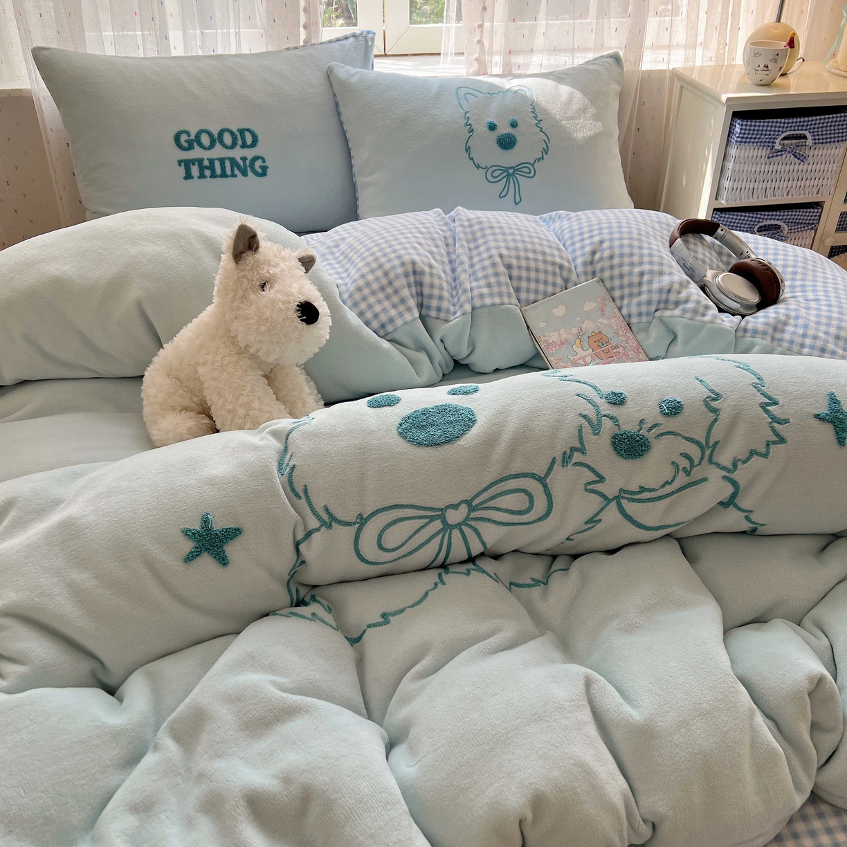 91家纺网 家纺一手货源 找家纺 顾里家纺 2025秋冬新款童趣毛巾绣印花牛奶绒四件套 线条西高地