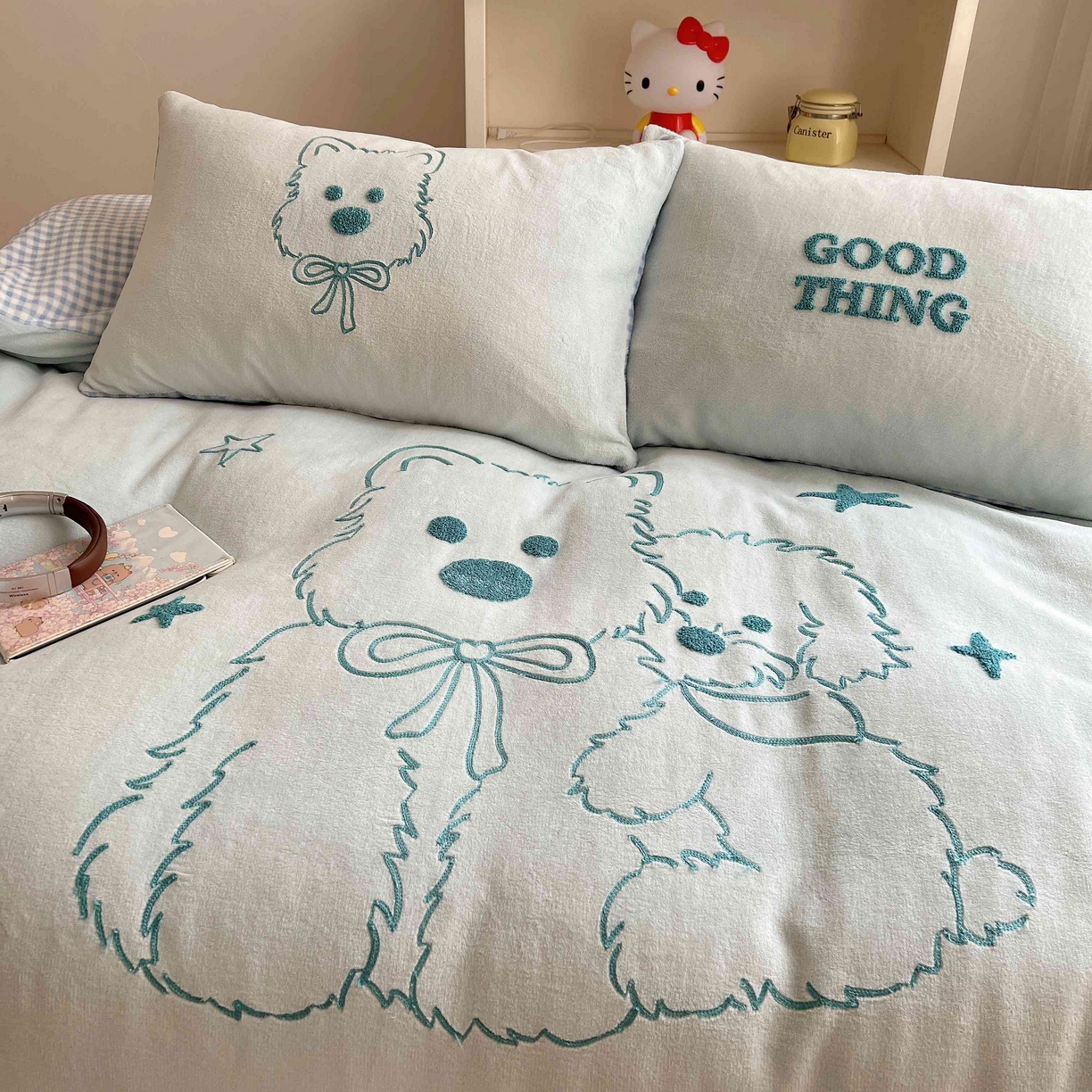 91家纺网 家纺一手货源 找家纺 顾里家纺 2025秋冬新款童趣毛巾绣印花牛奶绒四件套 线条西高地