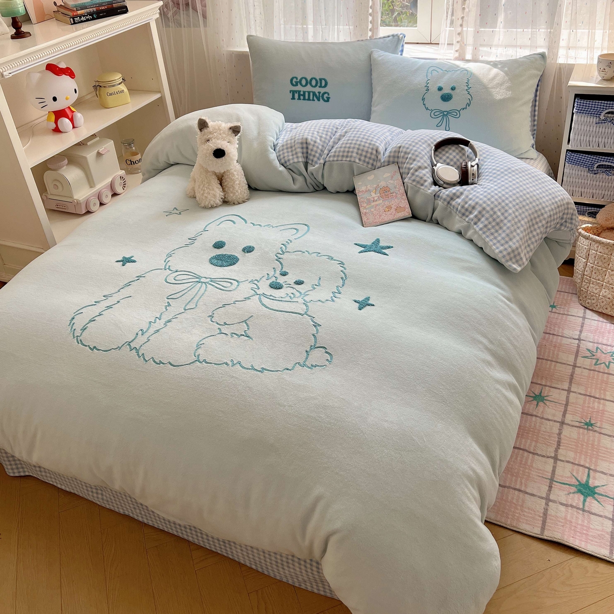 91家纺网 家纺一手货源 找家纺 顾里家纺 2025秋冬新款童趣毛巾绣印花牛奶绒四件套 线条西高地