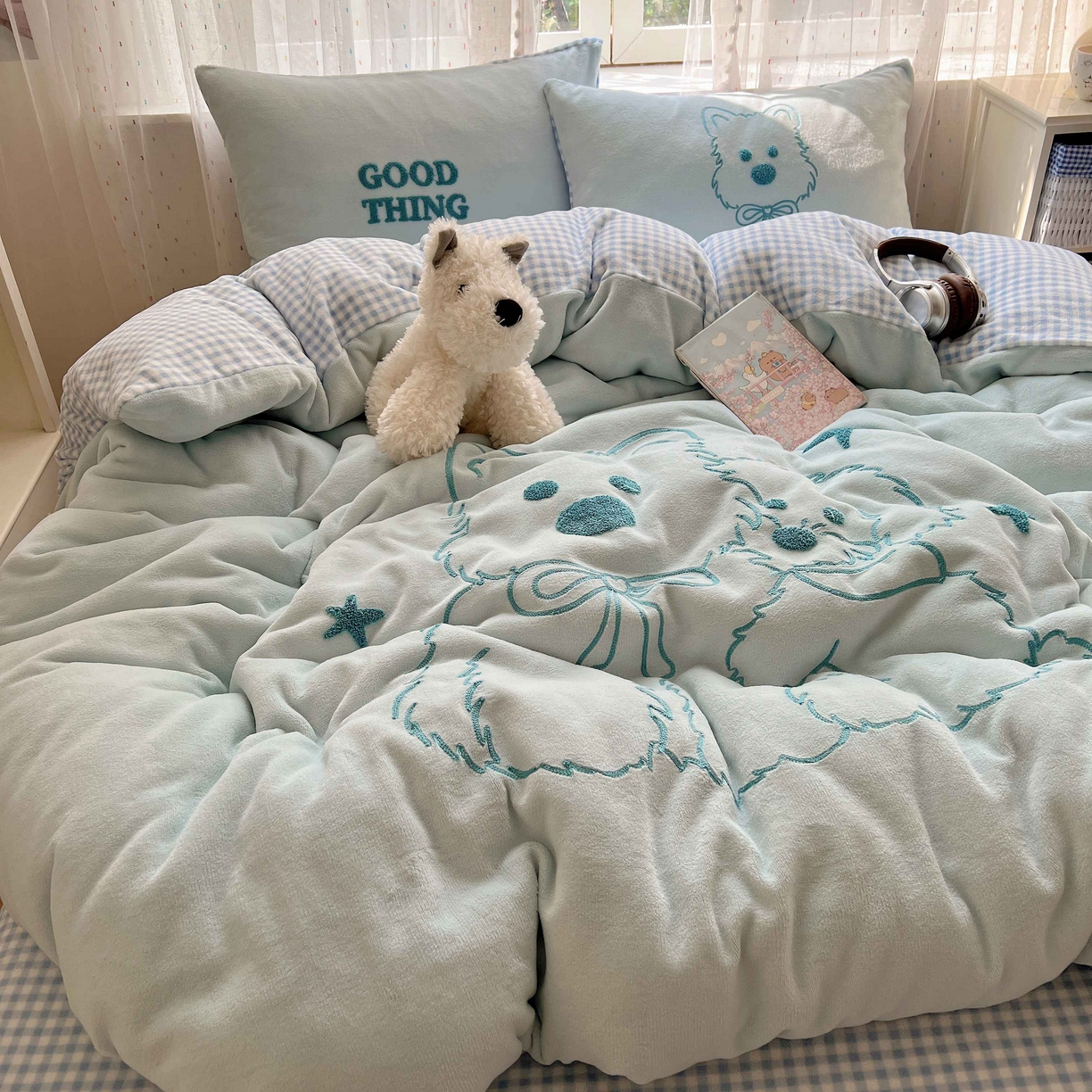 91家纺网 家纺一手货源 找家纺 顾里家纺 2025秋冬新款童趣毛巾绣印花牛奶绒四件套 线条西高地