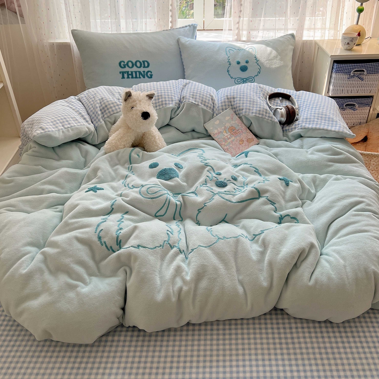 91家纺网 家纺一手货源 找家纺 顾里家纺 2025秋冬新款童趣毛巾绣印花牛奶绒四件套 线条西高地