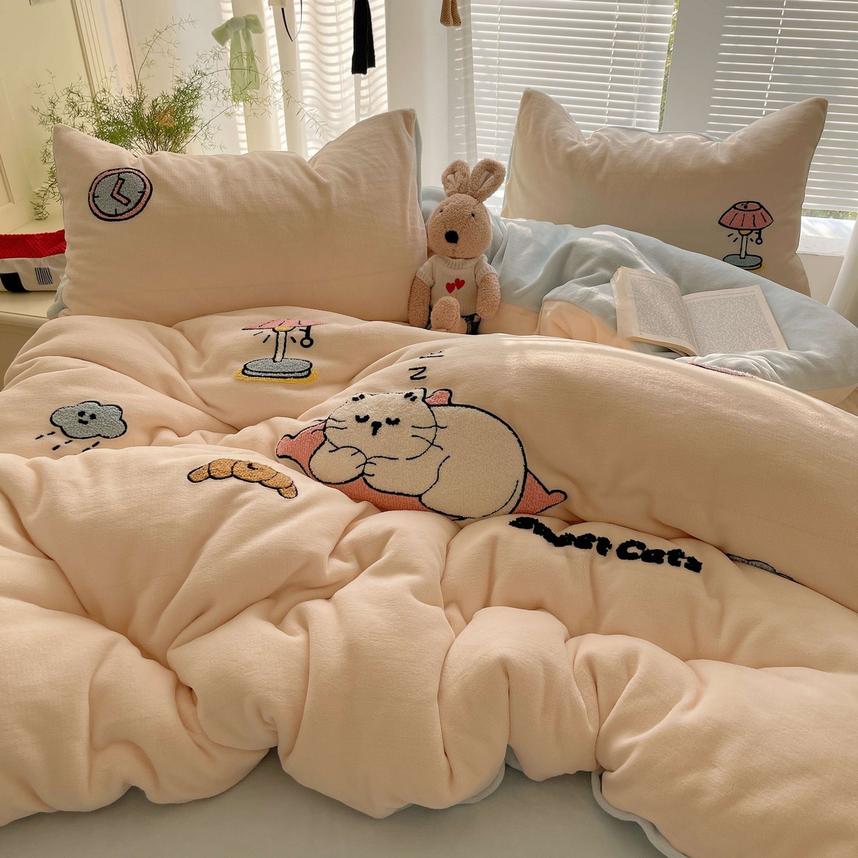 顾里家纺 2025秋冬新款童趣毛巾绣印花牛奶绒四件套 休闲猫咪