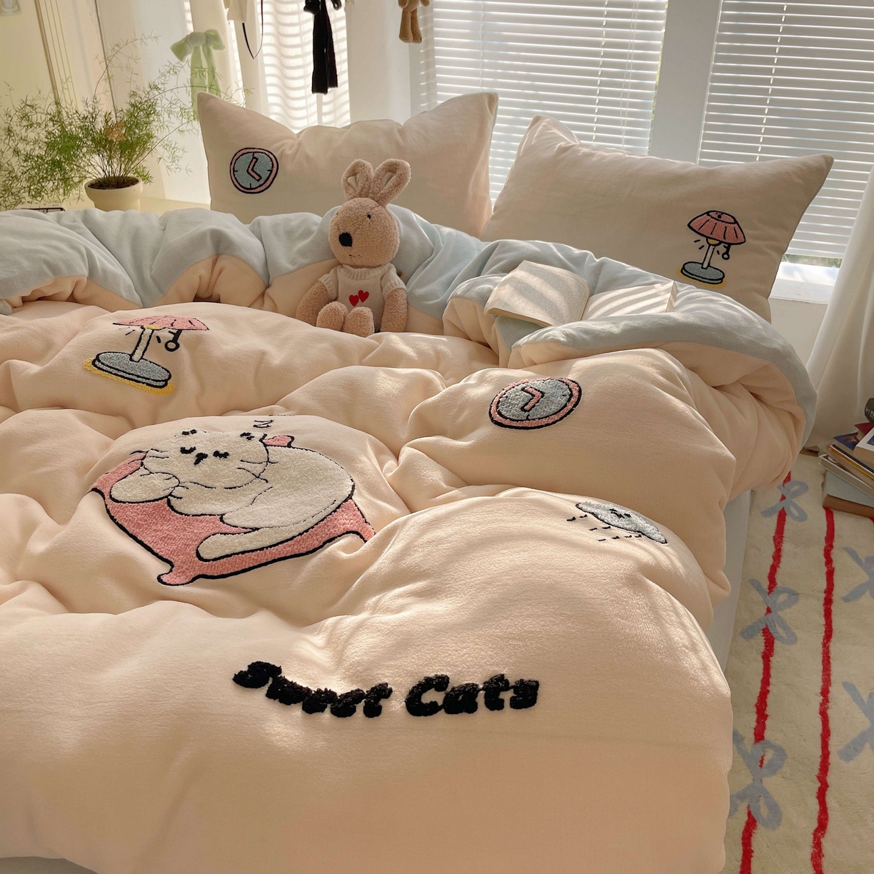 91家纺网 家纺一手货源 找家纺 顾里家纺 2025秋冬新款童趣毛巾绣印花牛奶绒四件套 休闲猫咪