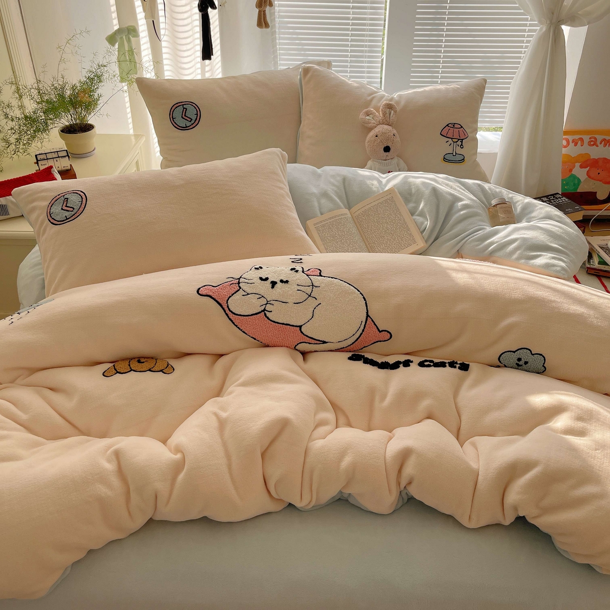 91家纺网 家纺一手货源 找家纺 顾里家纺 2025秋冬新款童趣毛巾绣印花牛奶绒四件套 休闲猫咪