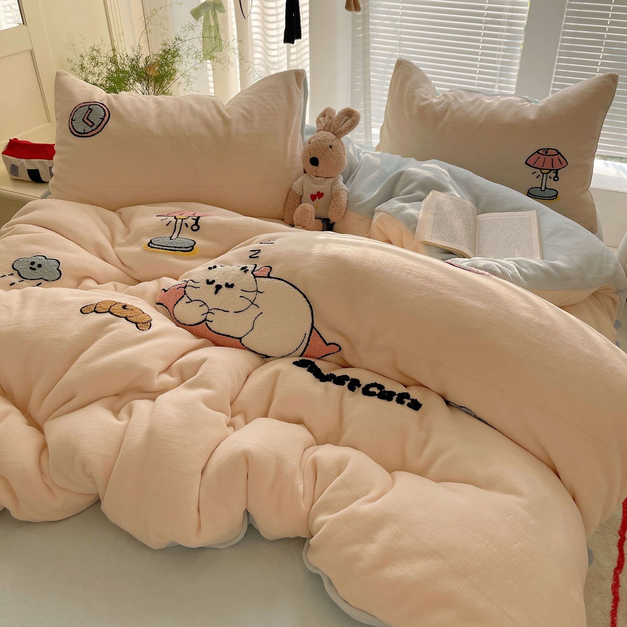 91家纺网 家纺一手货源 找家纺 顾里家纺 2025秋冬新款童趣毛巾绣印花牛奶绒四件套 休闲猫咪