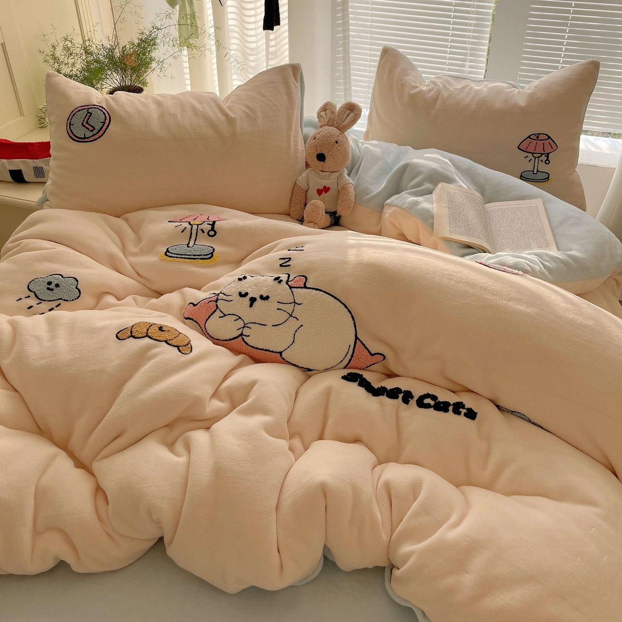 91家纺网 家纺一手货源 找家纺 顾里家纺 2025秋冬新款童趣毛巾绣印花牛奶绒四件套 休闲猫咪