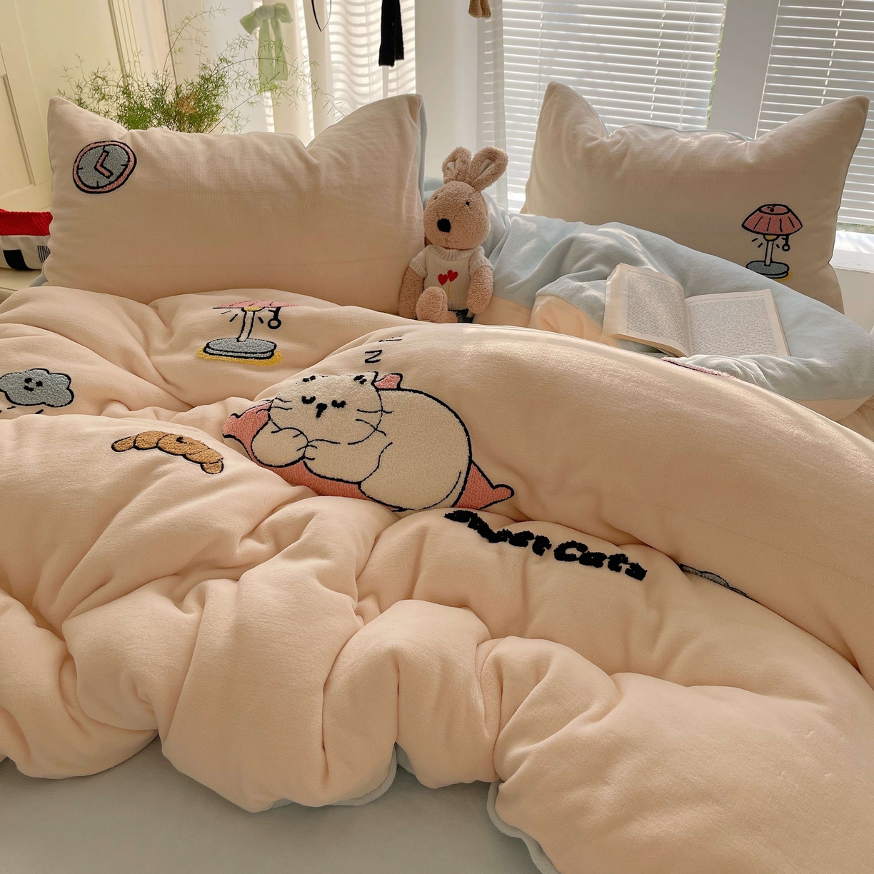 91家纺网 家纺一手货源 找家纺 顾里家纺 2025秋冬新款童趣毛巾绣印花牛奶绒四件套 休闲猫咪