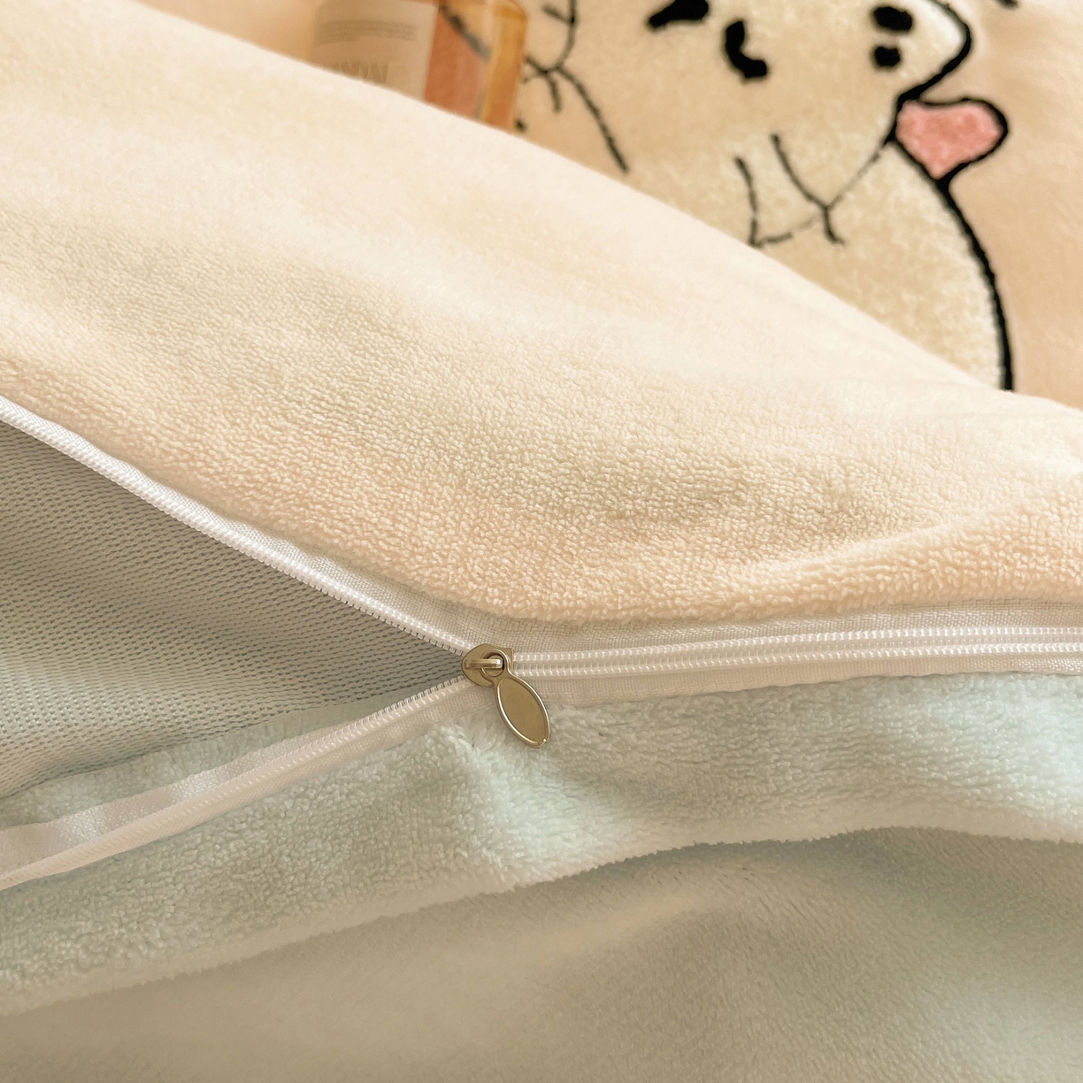 91家纺网 家纺一手货源 找家纺 顾里家纺 2025秋冬新款童趣毛巾绣印花牛奶绒四件套 休闲猫咪