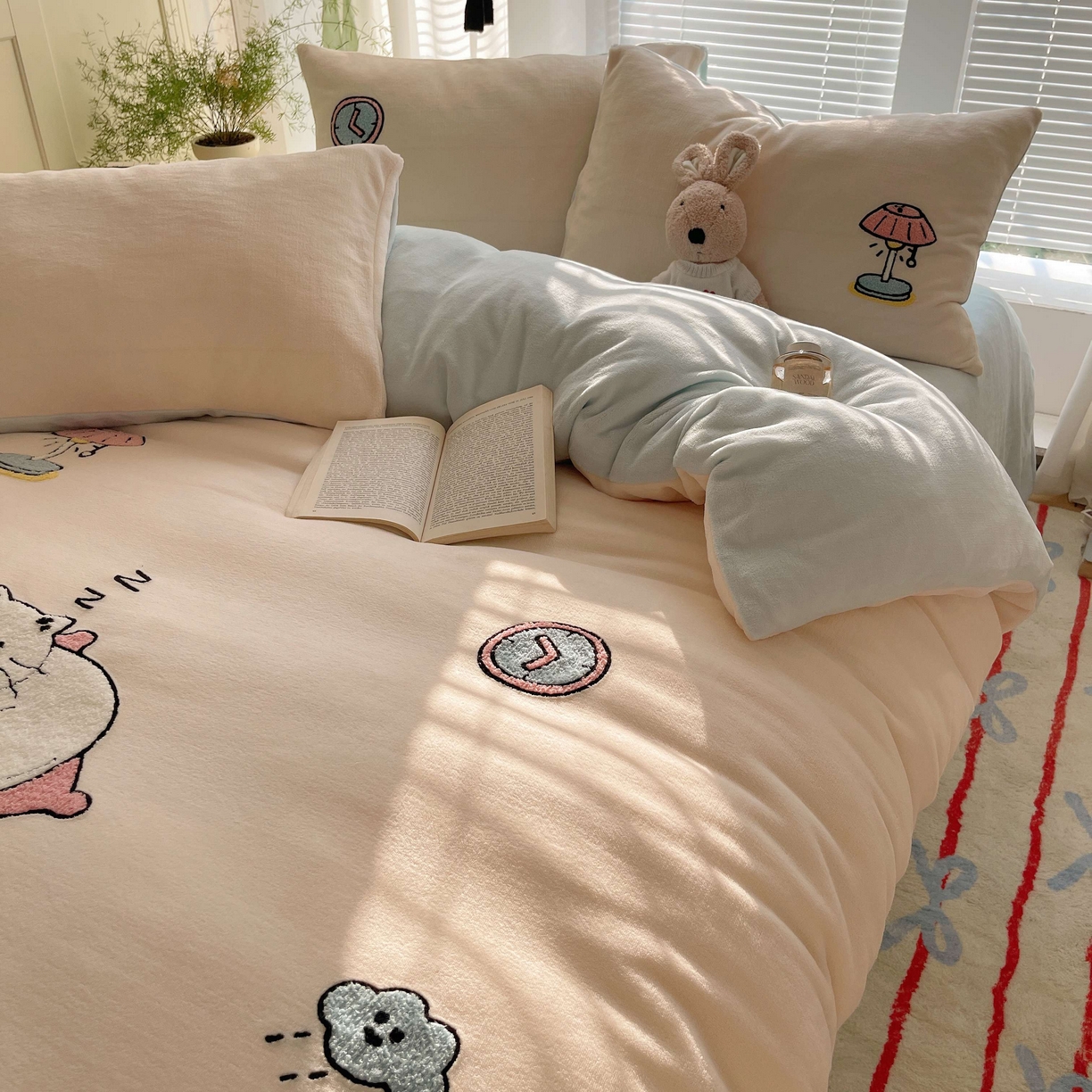 91家纺网 家纺一手货源 找家纺 顾里家纺 2025秋冬新款童趣毛巾绣印花牛奶绒四件套 休闲猫咪