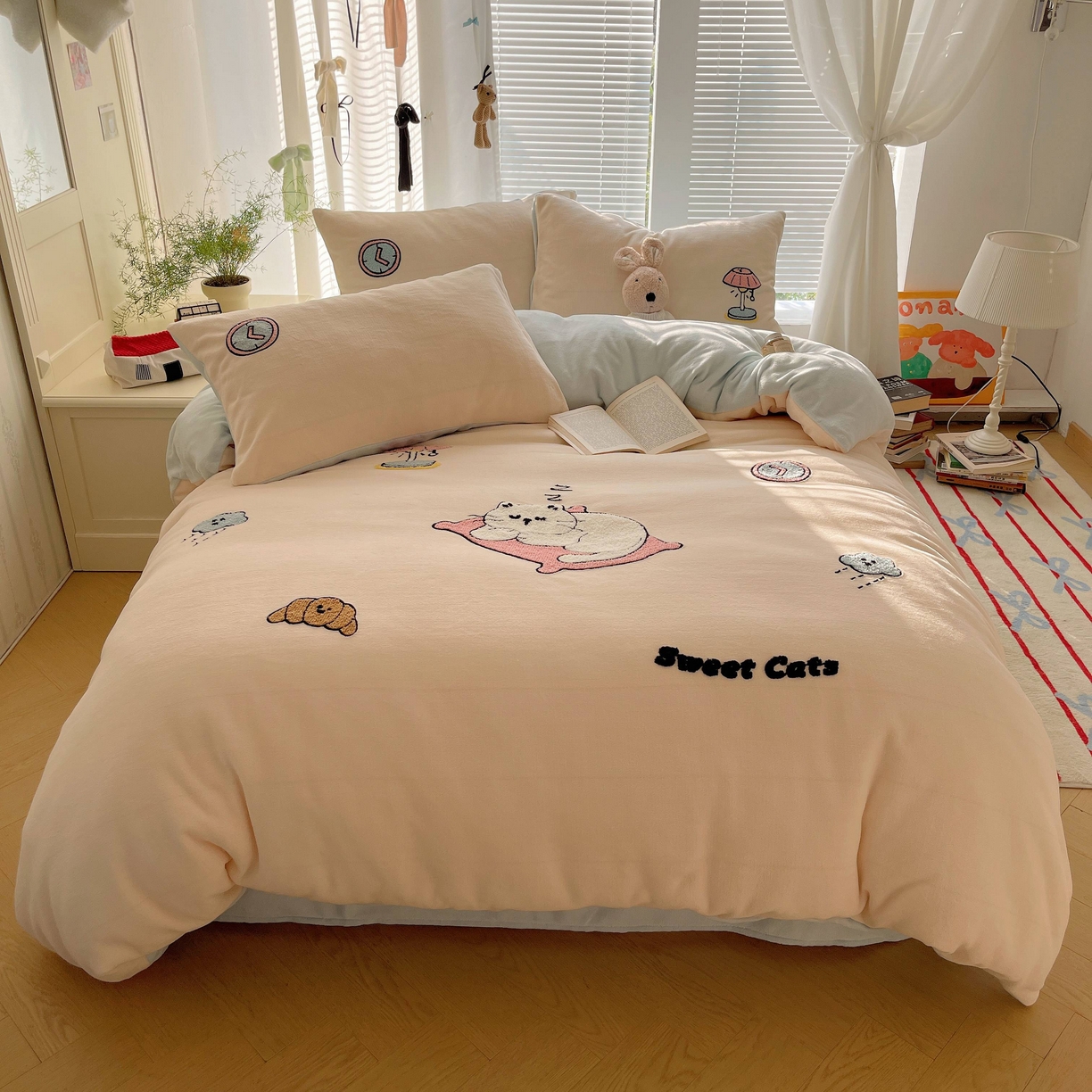 91家纺网 家纺一手货源 找家纺 顾里家纺 2025秋冬新款童趣毛巾绣印花牛奶绒四件套 休闲猫咪