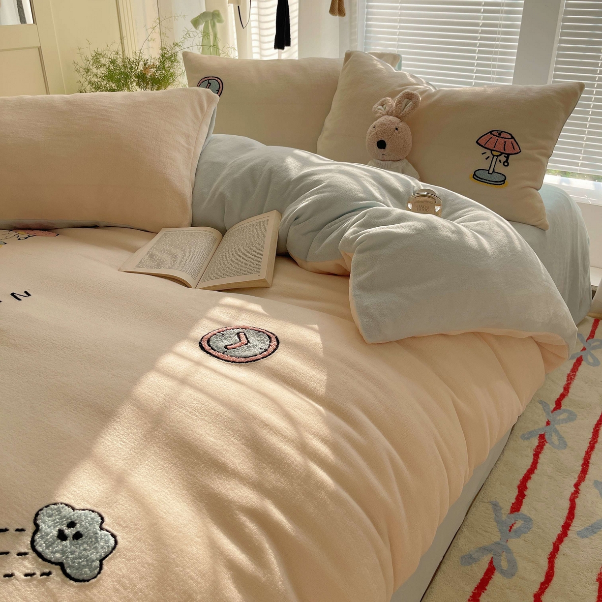 91家纺网 家纺一手货源 找家纺 顾里家纺 2025秋冬新款童趣毛巾绣印花牛奶绒四件套 休闲猫咪