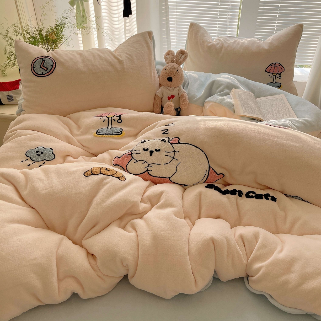 91家纺网 家纺一手货源 找家纺 顾里家纺 2025秋冬新款童趣毛巾绣印花牛奶绒四件套 休闲猫咪