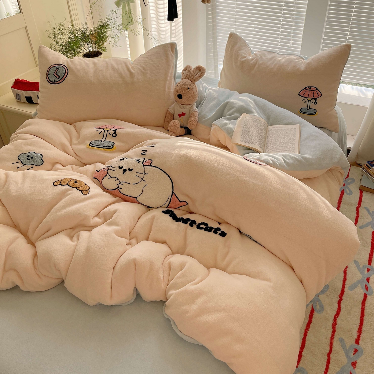 91家纺网 家纺一手货源 找家纺 顾里家纺 2025秋冬新款童趣毛巾绣印花牛奶绒四件套 休闲猫咪