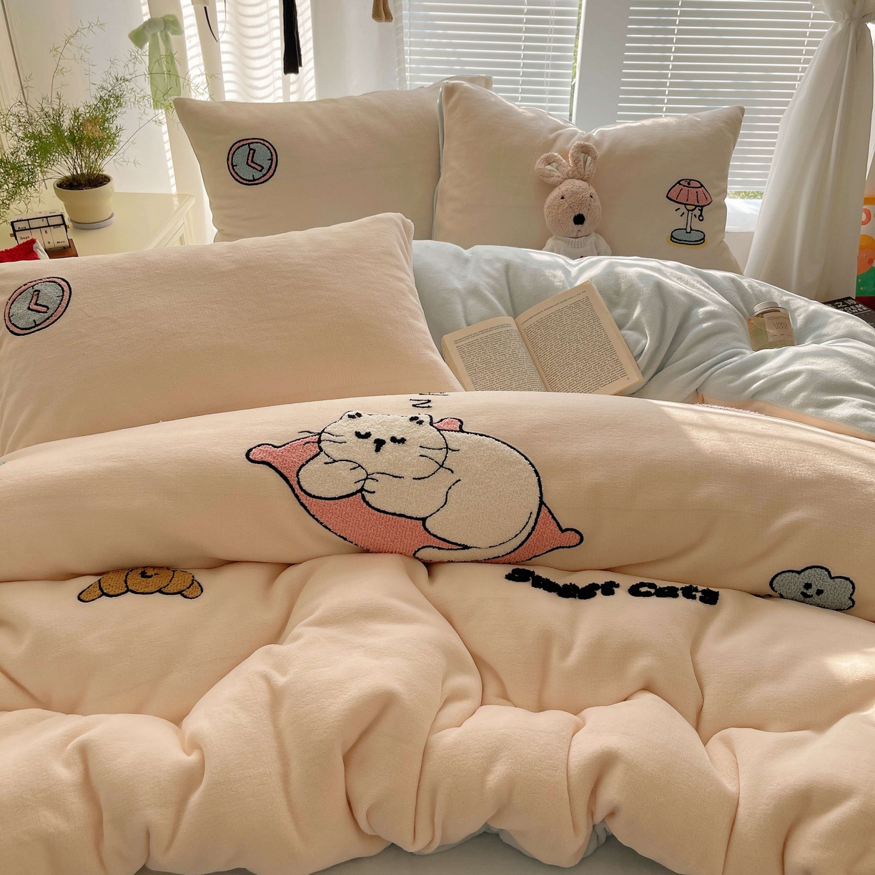 91家纺网 家纺一手货源 找家纺 顾里家纺 2025秋冬新款童趣毛巾绣印花牛奶绒四件套 休闲猫咪