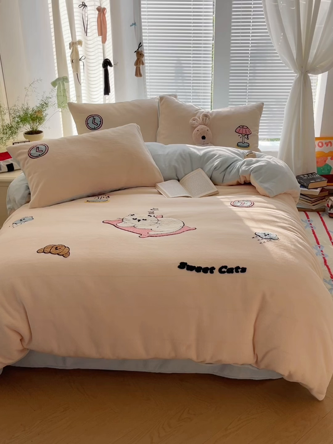 91家纺网 家纺一手货源 找家纺 顾里家纺 2025秋冬新款童趣毛巾绣印花牛奶绒四件套 休闲猫咪