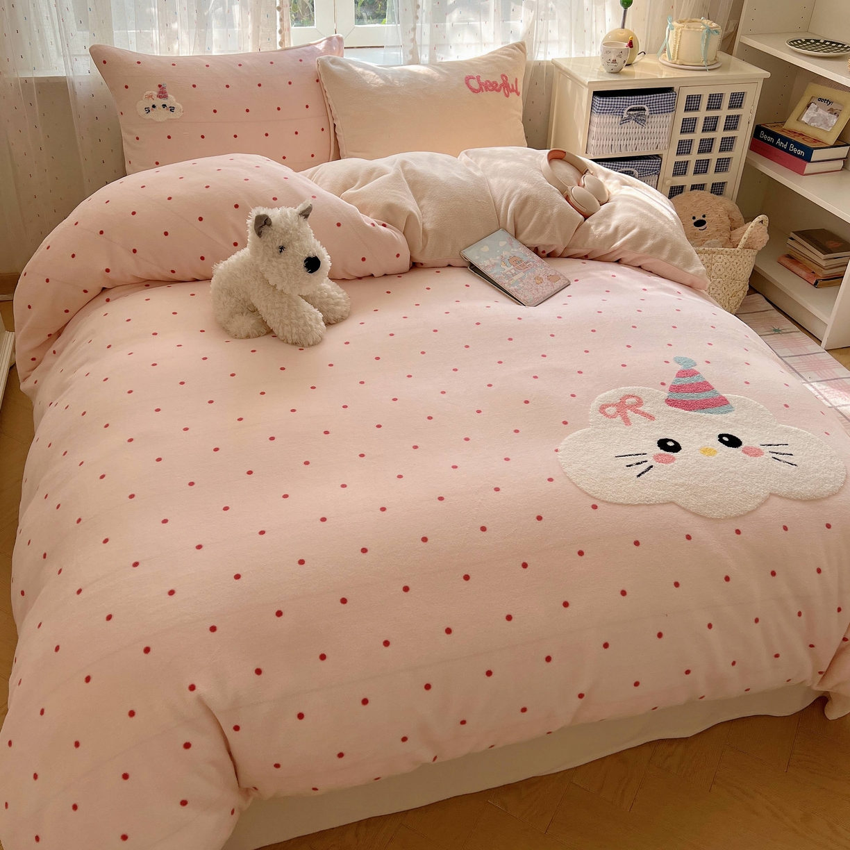 91家纺网 家纺一手货源 找家纺 顾里家纺 2025秋冬新款童趣毛巾绣印花牛奶绒四件套 云朵喵酱