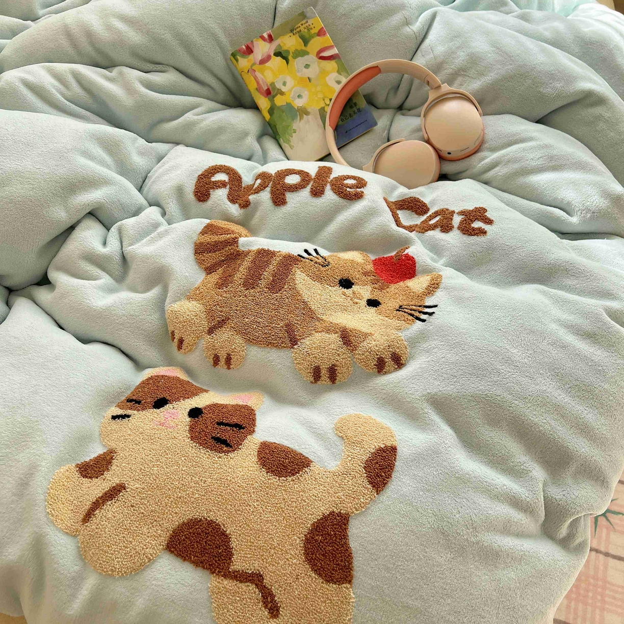 91家纺网 家纺一手货源 找家纺 顾里家纺 2025秋冬新款童趣毛巾绣印花牛奶绒四件套 招财喵酱