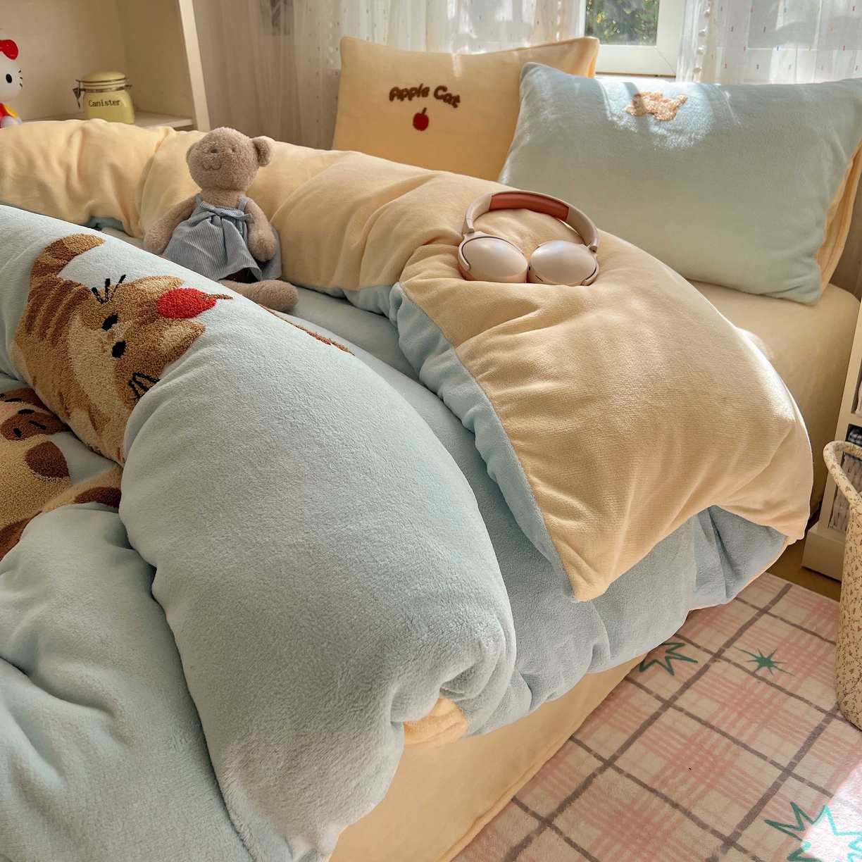 91家纺网 家纺一手货源 找家纺 顾里家纺 2025秋冬新款童趣毛巾绣印花牛奶绒四件套 招财喵酱