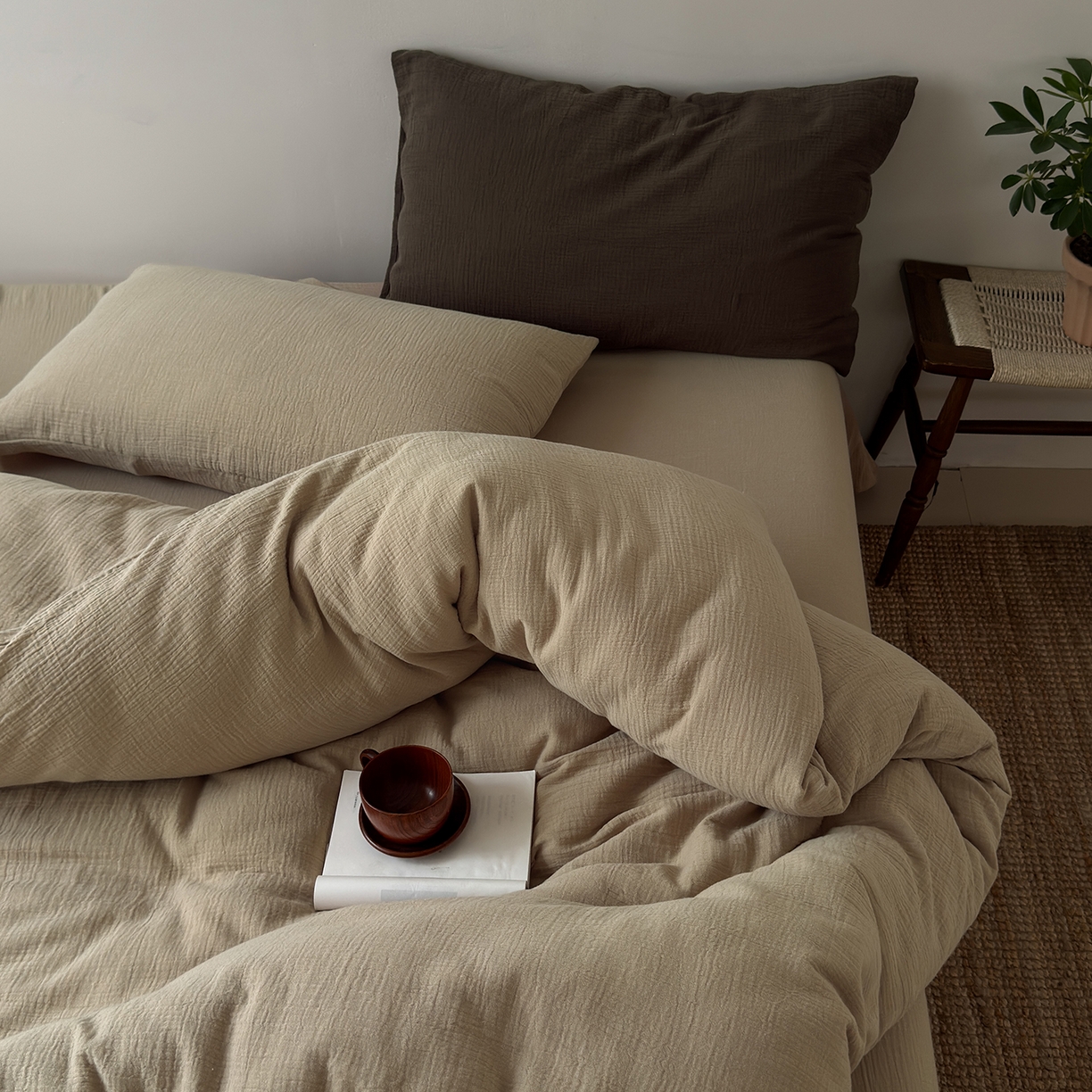 91家纺网 家纺一手货源 找家纺 玖弘家居 2025新款软糯皱皱纱四件套系列 燕麦（燕麦+巧克力棕）