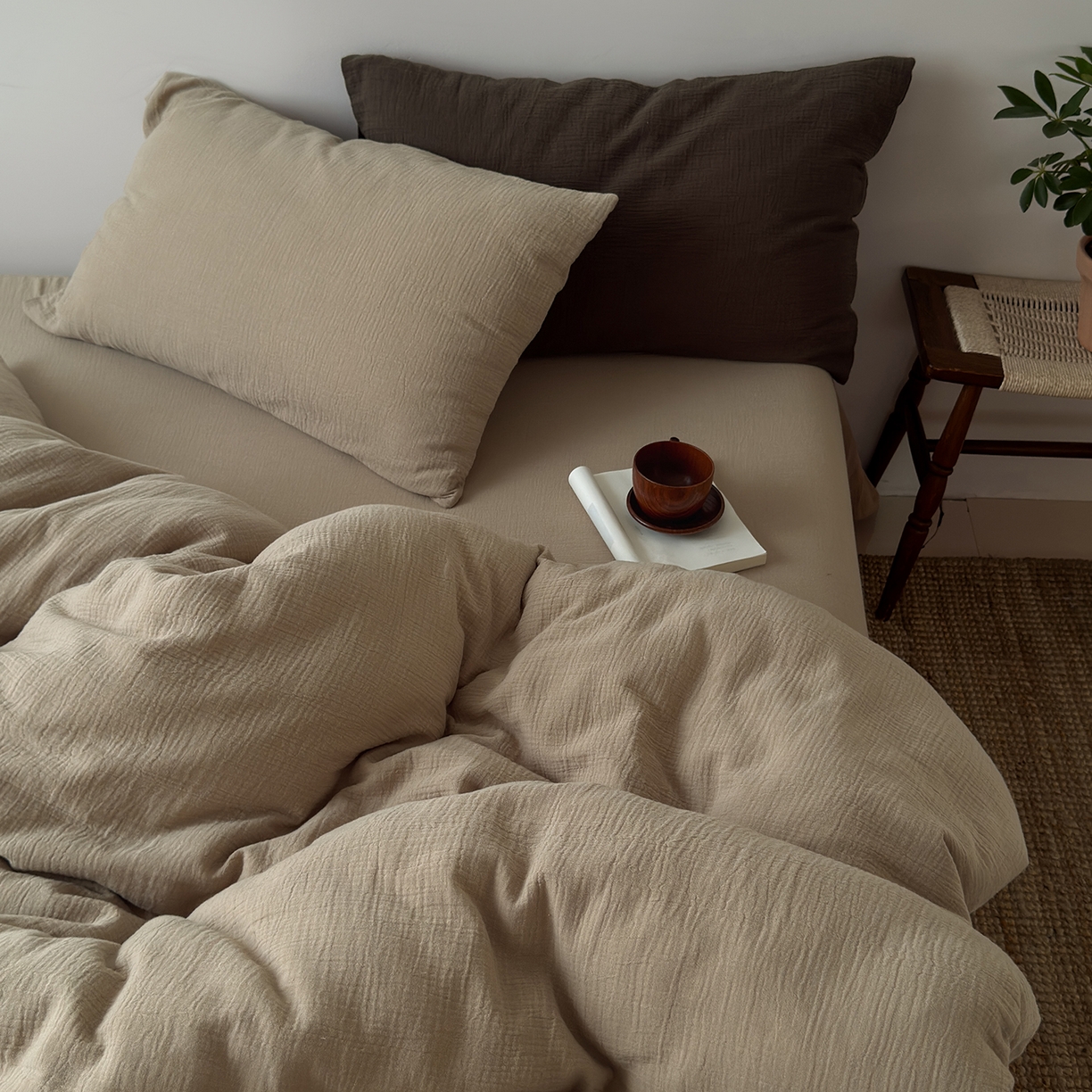 91家纺网 家纺一手货源 找家纺 玖弘家居 2025新款软糯皱皱纱四件套系列 燕麦（燕麦+巧克力棕）