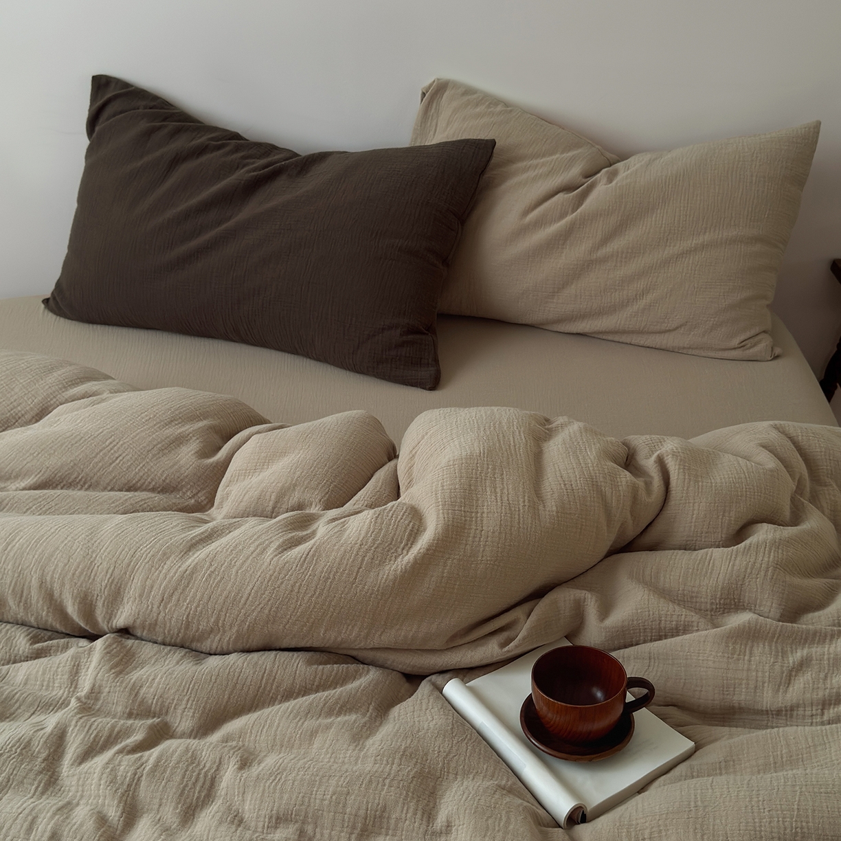 91家纺网 家纺一手货源 找家纺 玖弘家居 2025新款软糯皱皱纱四件套系列 燕麦（燕麦+巧克力棕）