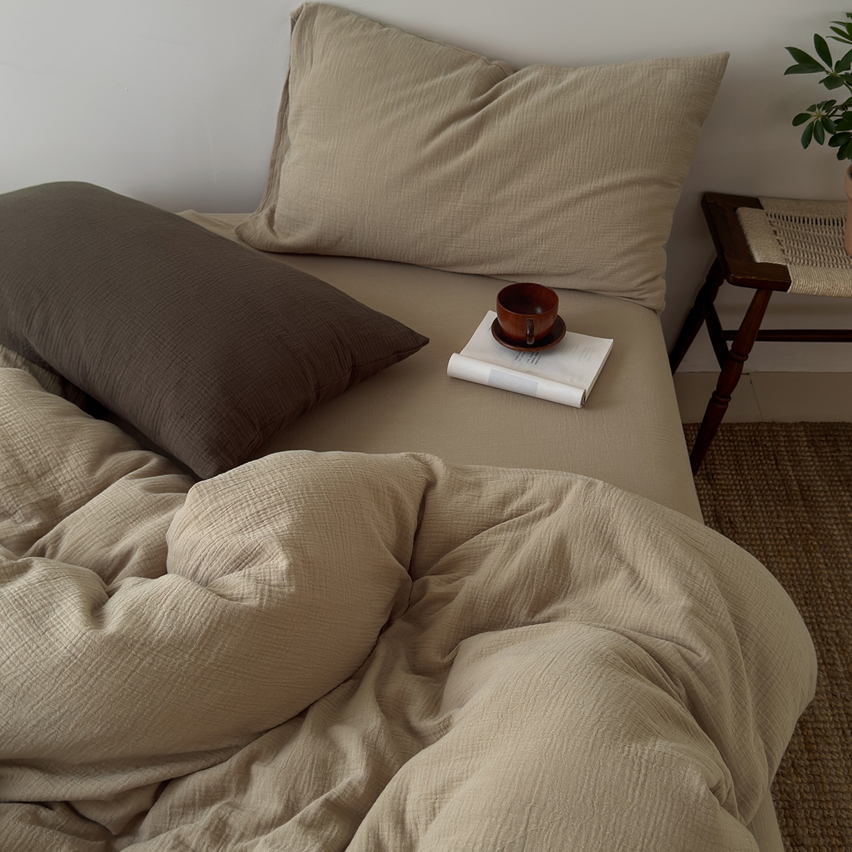 91家纺网 家纺一手货源 找家纺 玖弘家居 2025新款软糯皱皱纱四件套系列 燕麦（燕麦+巧克力棕）