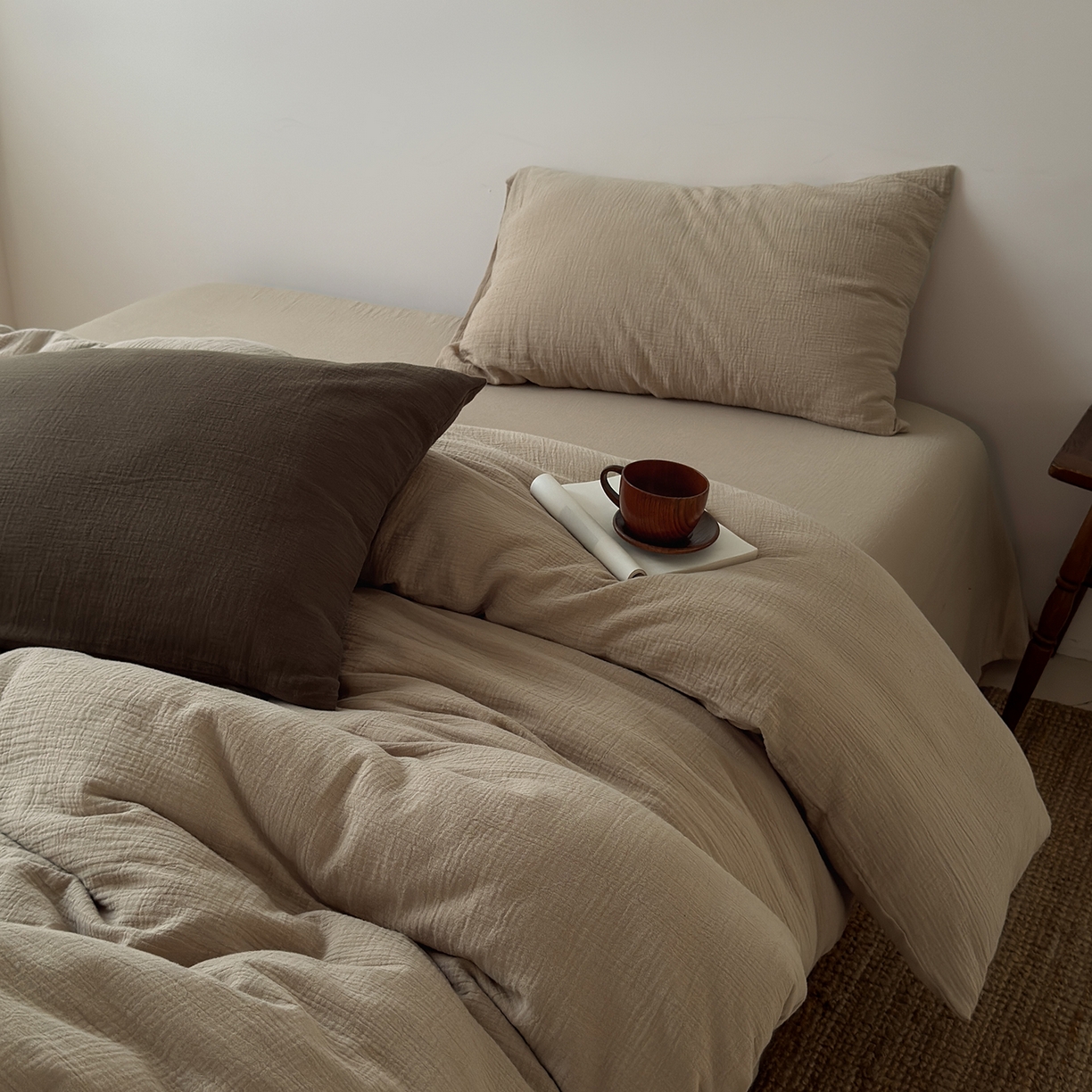 91家纺网 家纺一手货源 找家纺 玖弘家居 2025新款软糯皱皱纱四件套系列 燕麦（燕麦+巧克力棕）