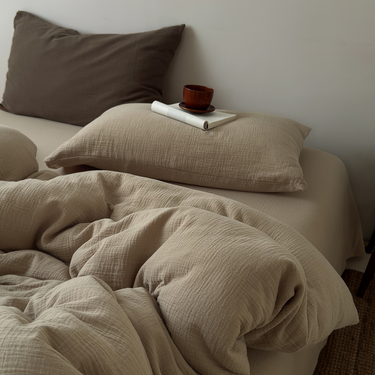 91家纺网 家纺一手货源 找家纺 玖弘家居 2025新款软糯皱皱纱四件套系列 燕麦（燕麦+巧克力棕）