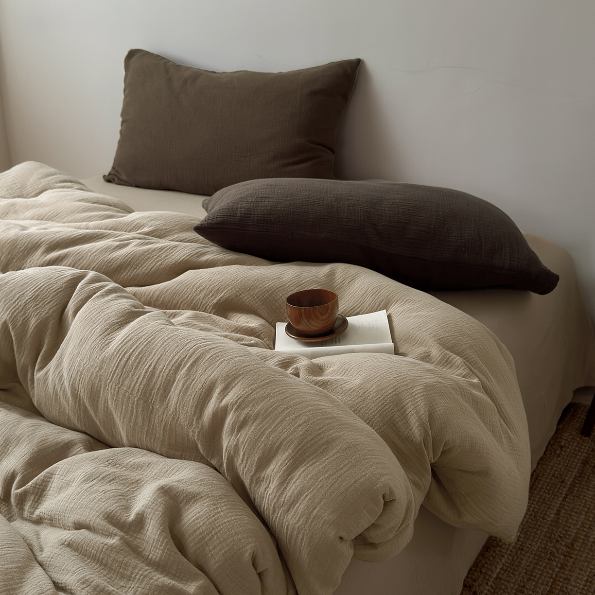 91家纺网 家纺一手货源 找家纺 玖弘家居 2025新款软糯皱皱纱四件套系列 燕麦（太妃棕+巧克力棕）