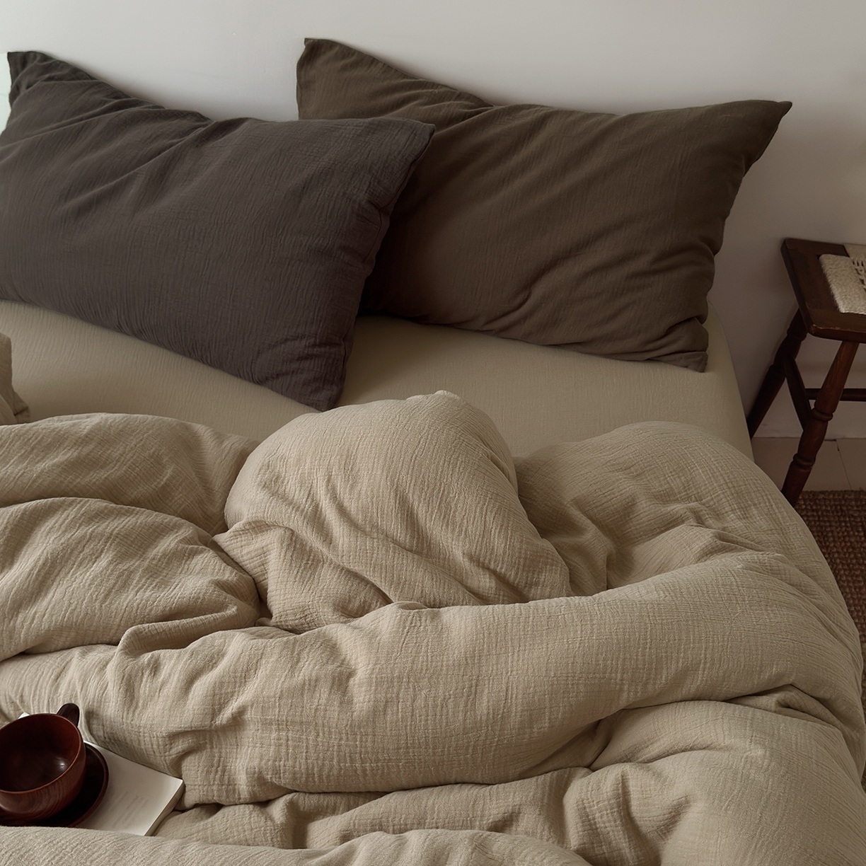 91家纺网 家纺一手货源 找家纺 玖弘家居 2025新款软糯皱皱纱四件套系列 燕麦（太妃棕+巧克力棕）