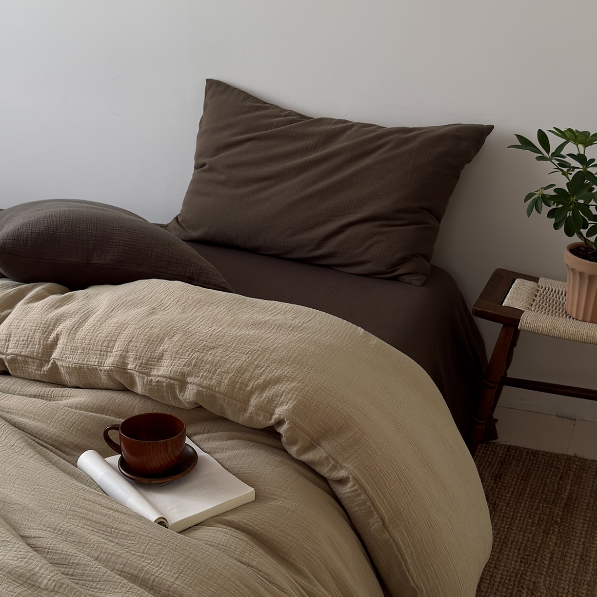 91家纺网 家纺一手货源 找家纺 玖弘家居 2025新款软糯皱皱纱四件套系列 燕麦+巧克力棕（巧克力棕一对）