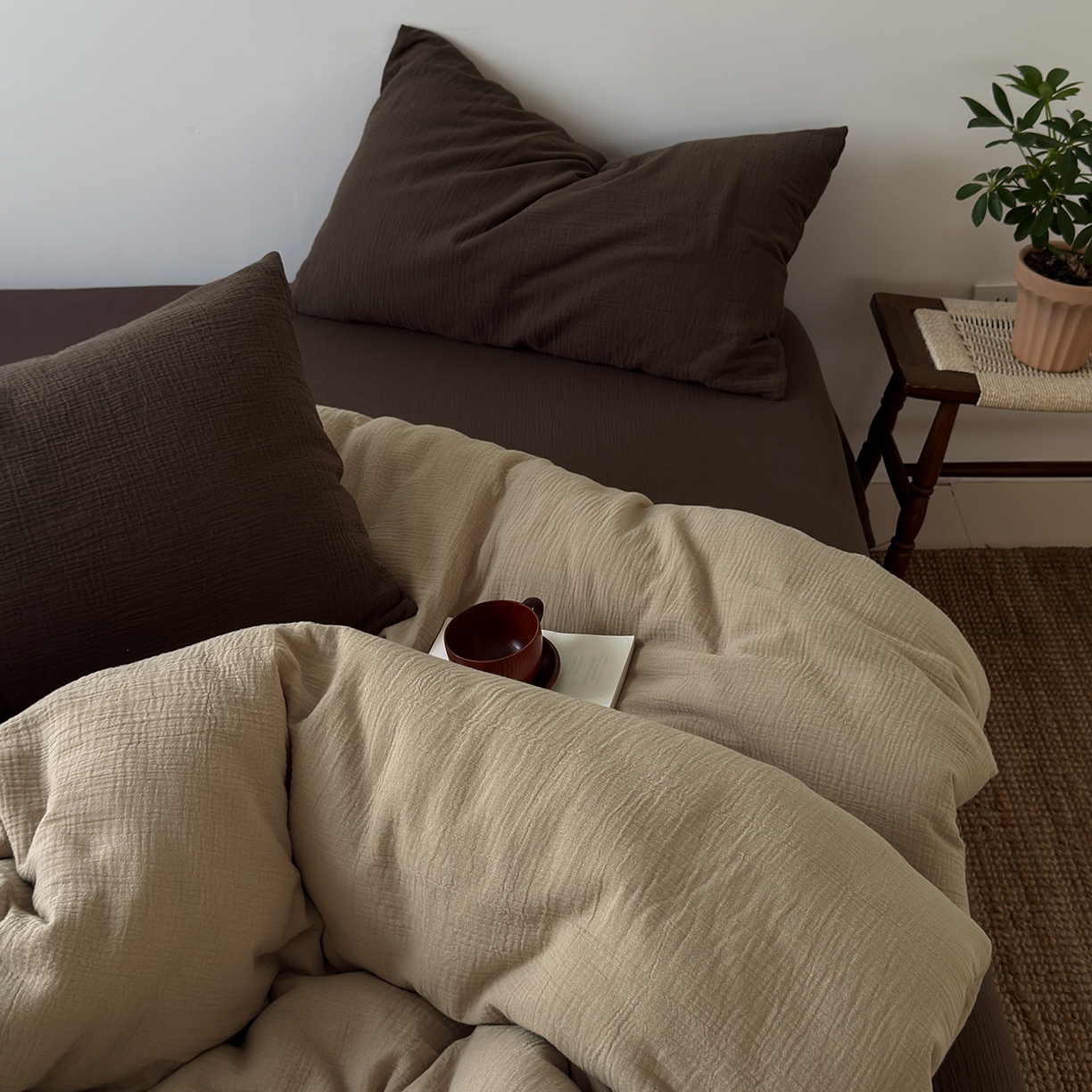 91家纺网 家纺一手货源 找家纺 玖弘家居 2025新款软糯皱皱纱四件套系列 燕麦+巧克力棕（巧克力棕一对）