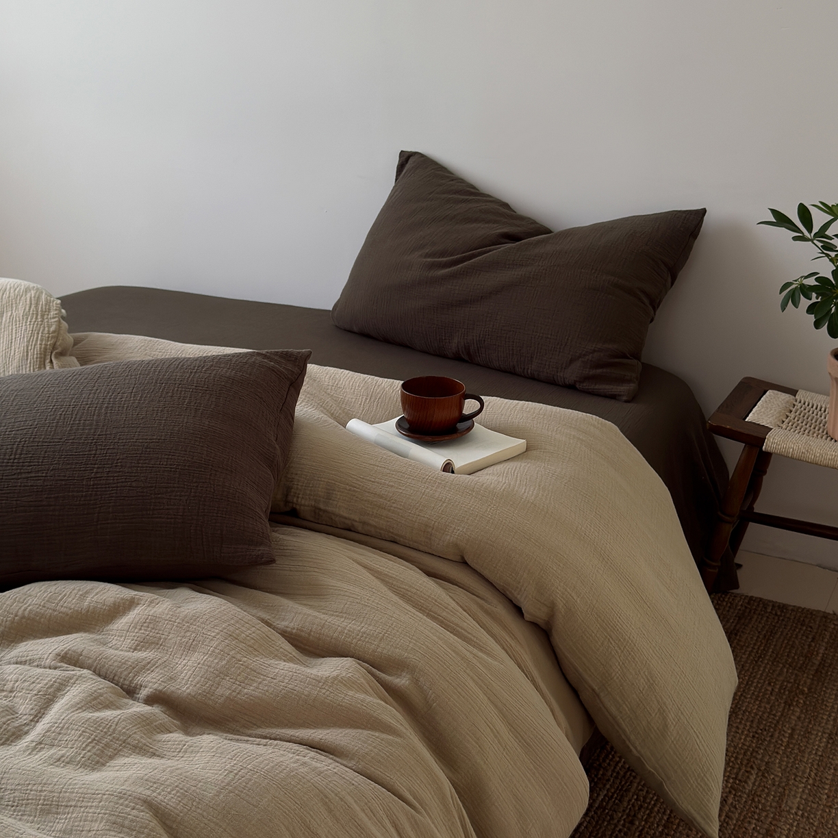 91家纺网 家纺一手货源 找家纺 玖弘家居 2025新款软糯皱皱纱四件套系列 燕麦+巧克力棕（巧克力棕一对）
