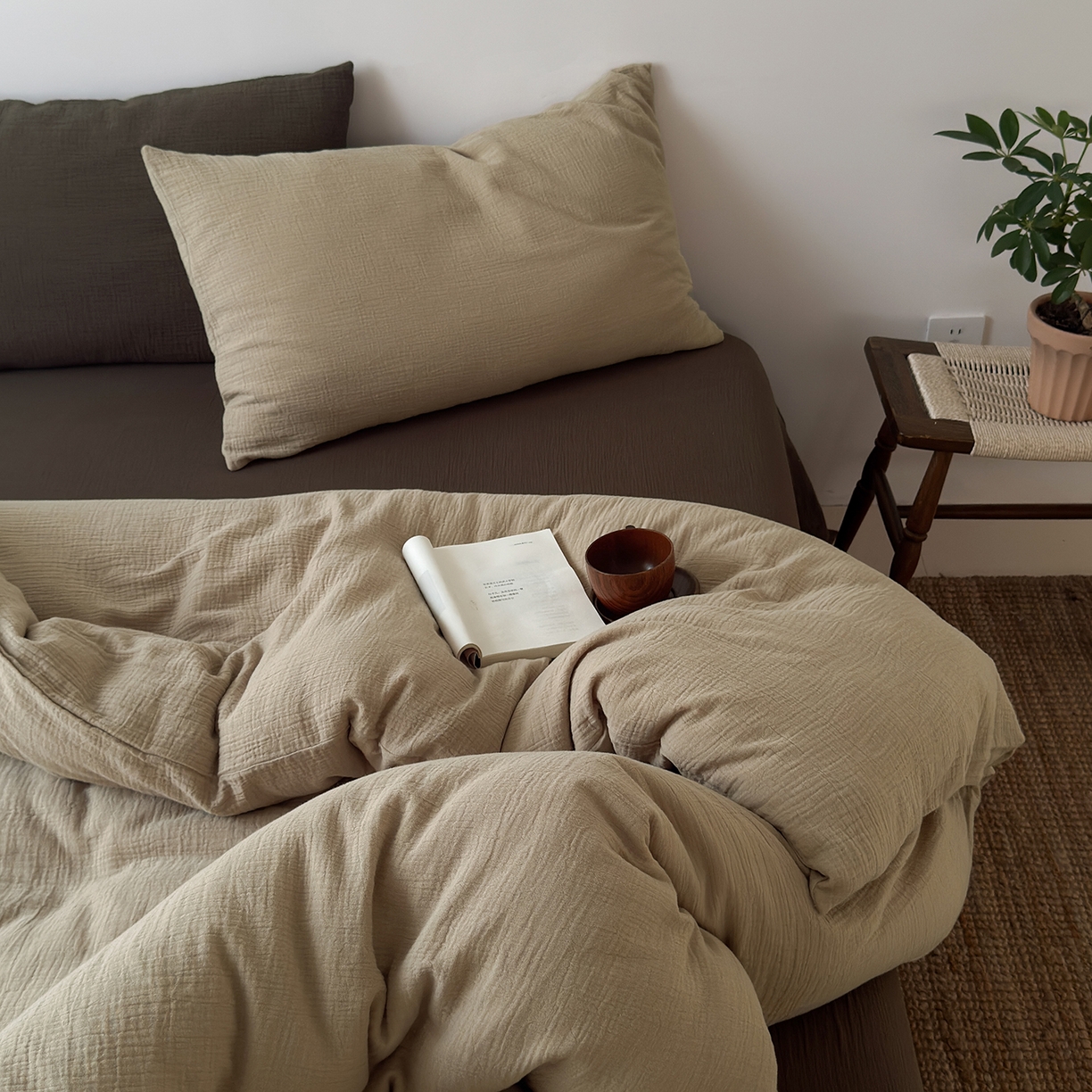 91家纺网 家纺一手货源 找家纺 玖弘家居 2025新款软糯皱皱纱四件套系列 燕麦+巧克力棕（燕麦+巧克力棕）