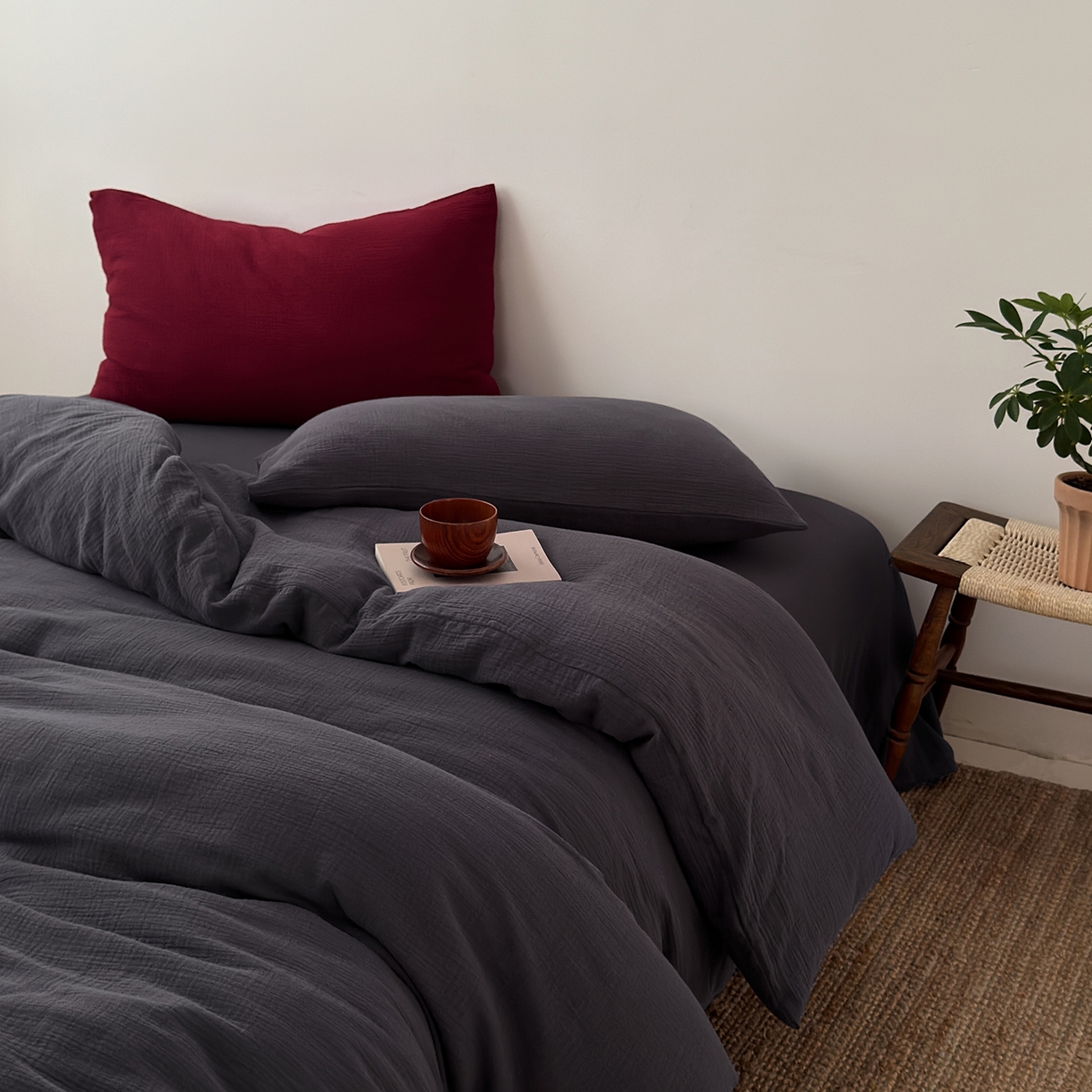 91家纺网 家纺一手货源 找家纺 玖弘家居 2025新款软糯皱皱纱四件套系列 黑巧（黑巧+安哥拉红）