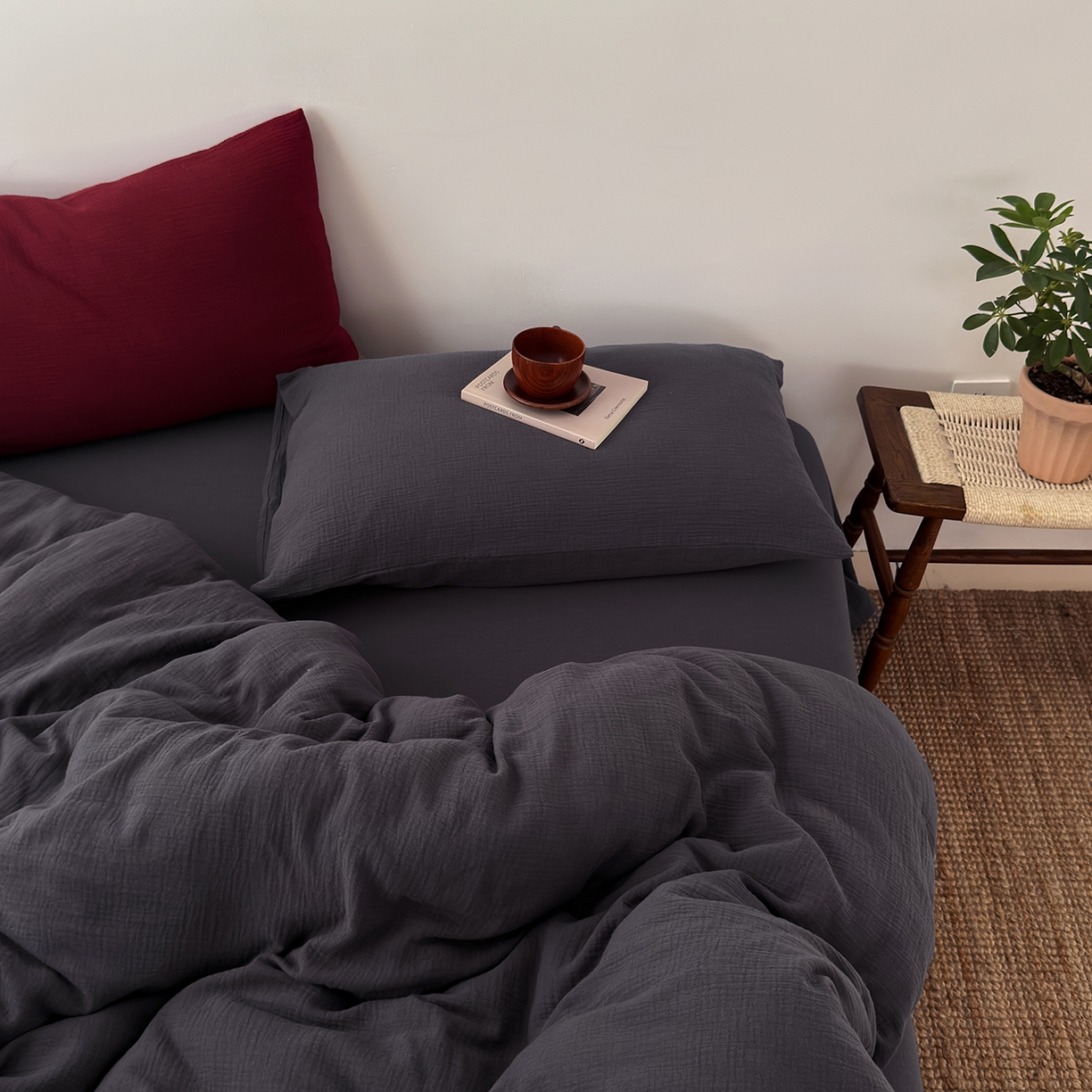 91家纺网 家纺一手货源 找家纺 玖弘家居 2025新款软糯皱皱纱四件套系列 黑巧（黑巧+安哥拉红）