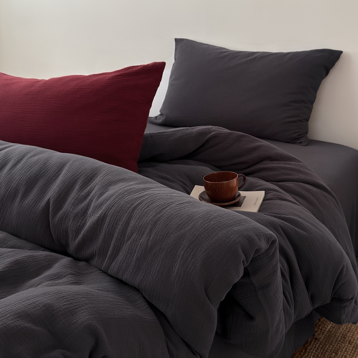 91家纺网 家纺一手货源 找家纺 玖弘家居 2025新款软糯皱皱纱四件套系列 黑巧（黑巧+安哥拉红）