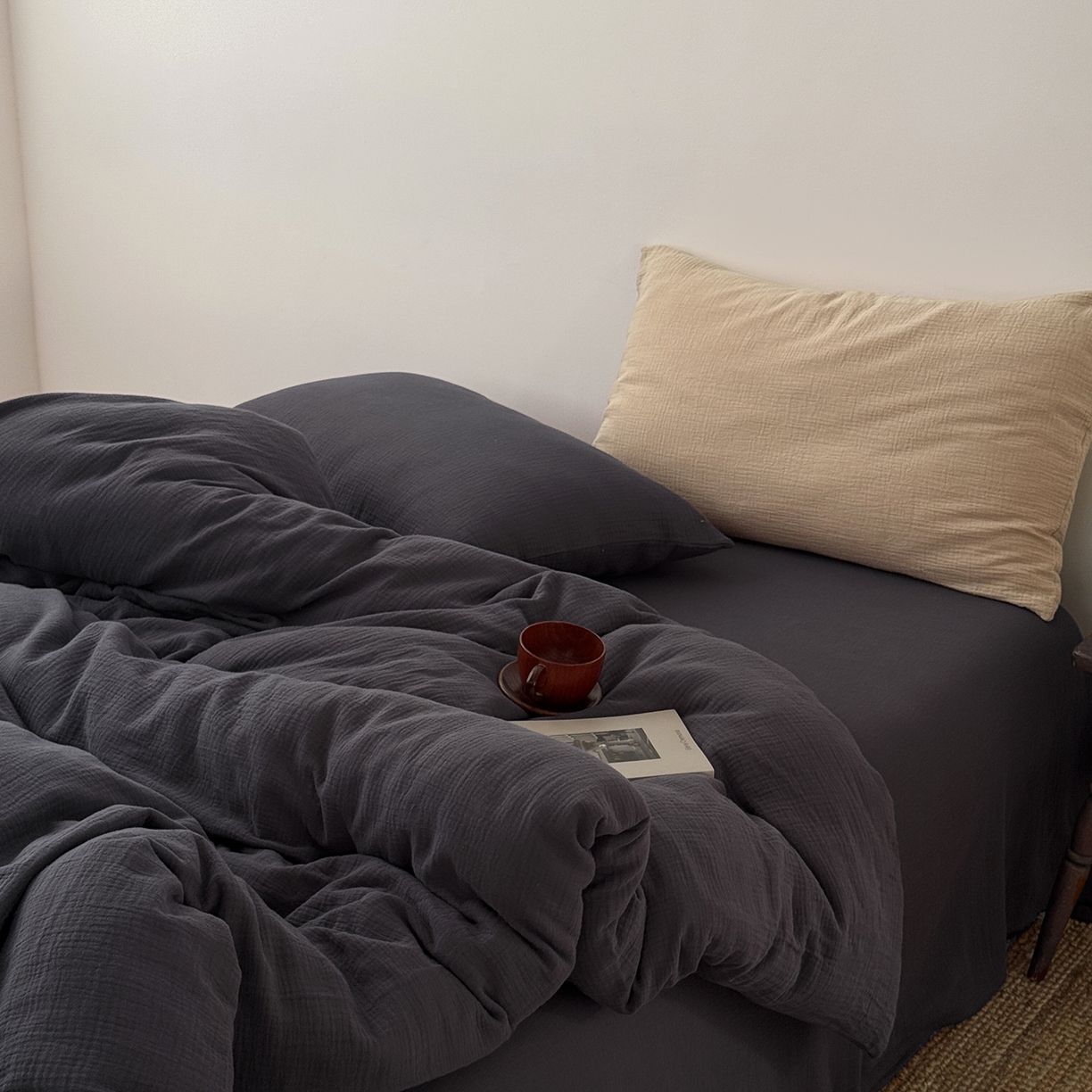 91家纺网 家纺一手货源 找家纺 玖弘家居 2025新款软糯皱皱纱四件套系列 黑巧（黑巧+杏仁）