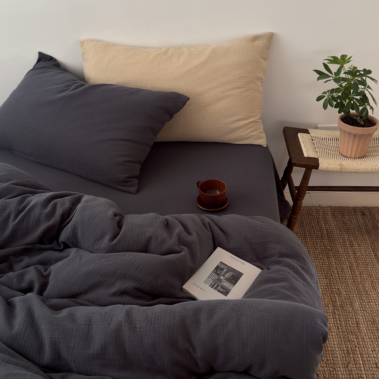 91家纺网 家纺一手货源 找家纺 玖弘家居 2025新款软糯皱皱纱四件套系列 黑巧（黑巧+杏仁）