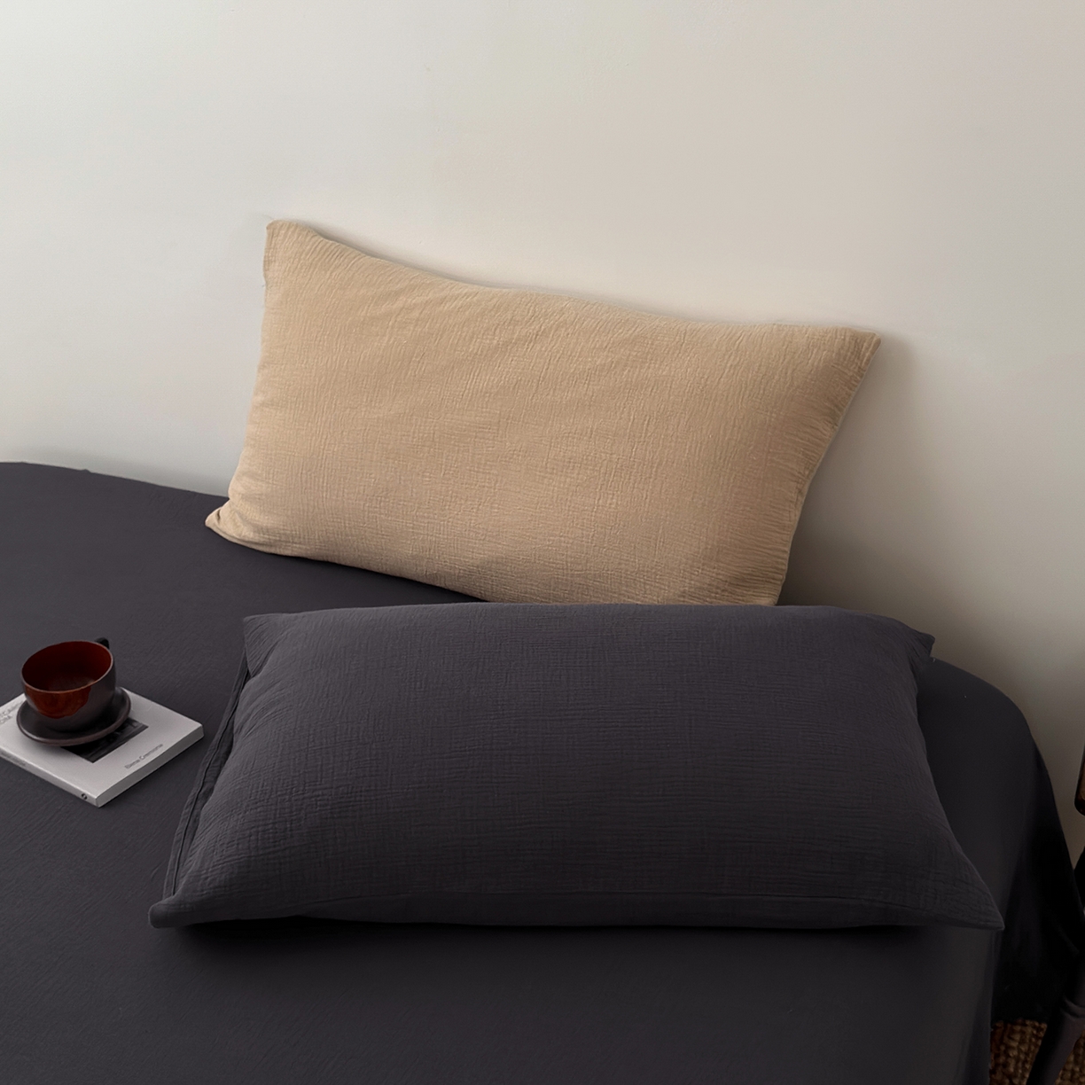 91家纺网 家纺一手货源 找家纺 玖弘家居 2025新款软糯皱皱纱四件套系列 黑巧（黑巧+杏仁）