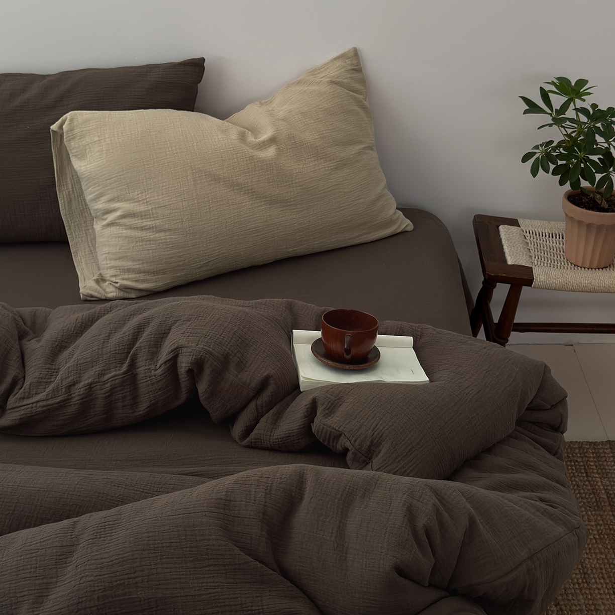 91家纺网 家纺一手货源 找家纺 玖弘家居 2025新款软糯皱皱纱四件套系列 巧克力棕（巧克力棕+燕麦）