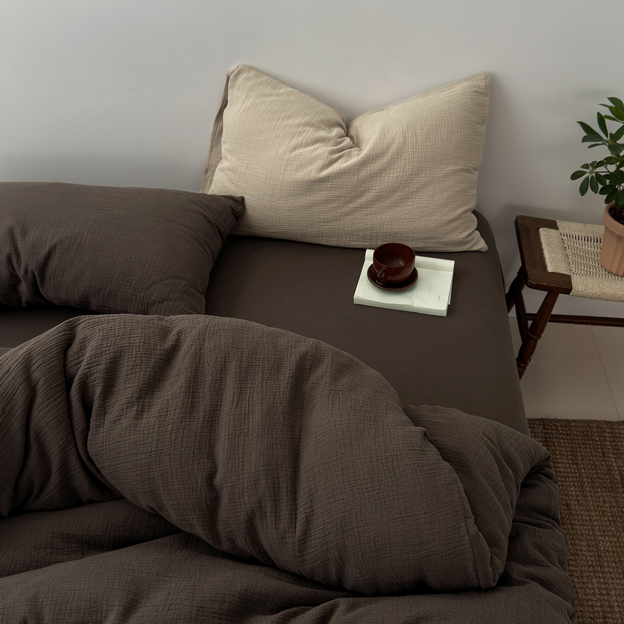 91家纺网 家纺一手货源 找家纺 玖弘家居 2025新款软糯皱皱纱四件套系列 巧克力棕（巧克力棕+燕麦）