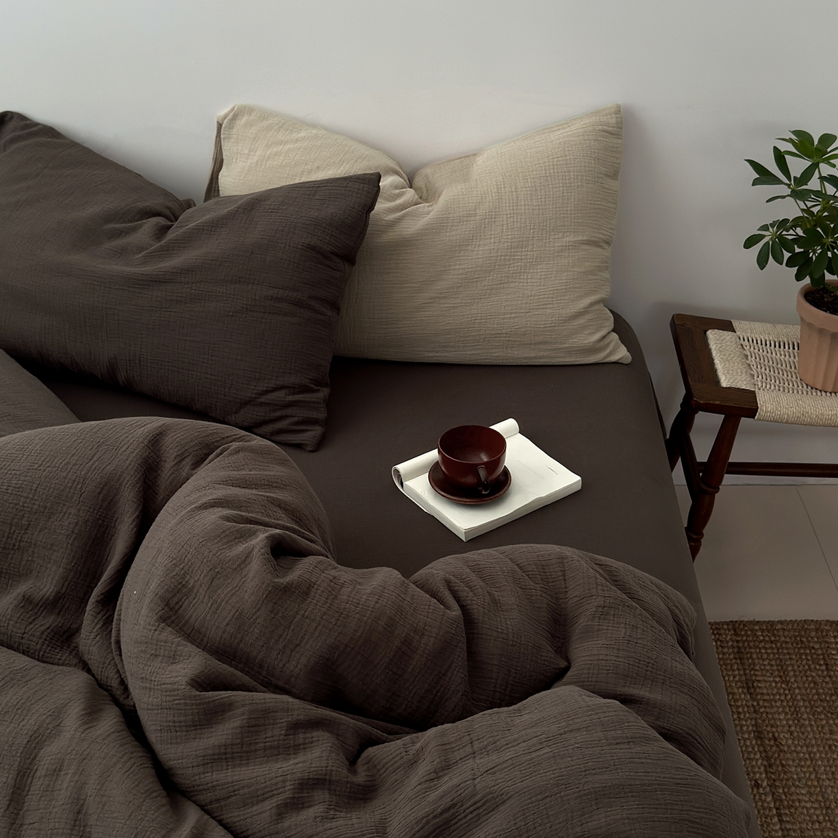 91家纺网 家纺一手货源 找家纺 玖弘家居 2025新款软糯皱皱纱四件套系列 巧克力棕（巧克力棕+燕麦）