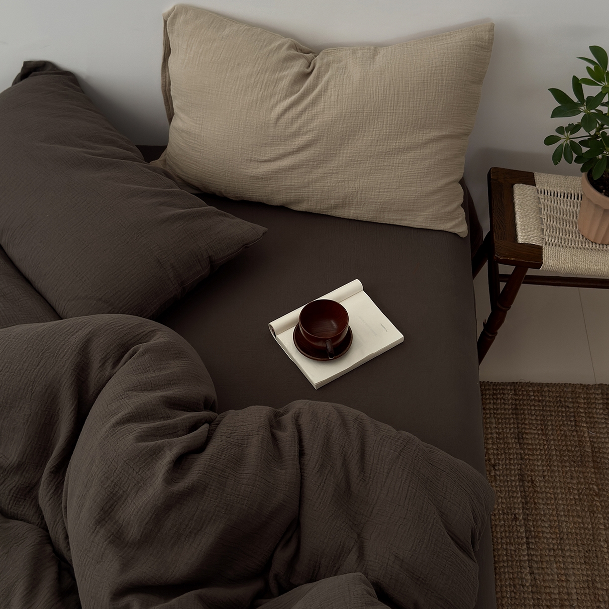 91家纺网 家纺一手货源 找家纺 玖弘家居 2025新款软糯皱皱纱四件套系列 巧克力棕（巧克力棕+燕麦）